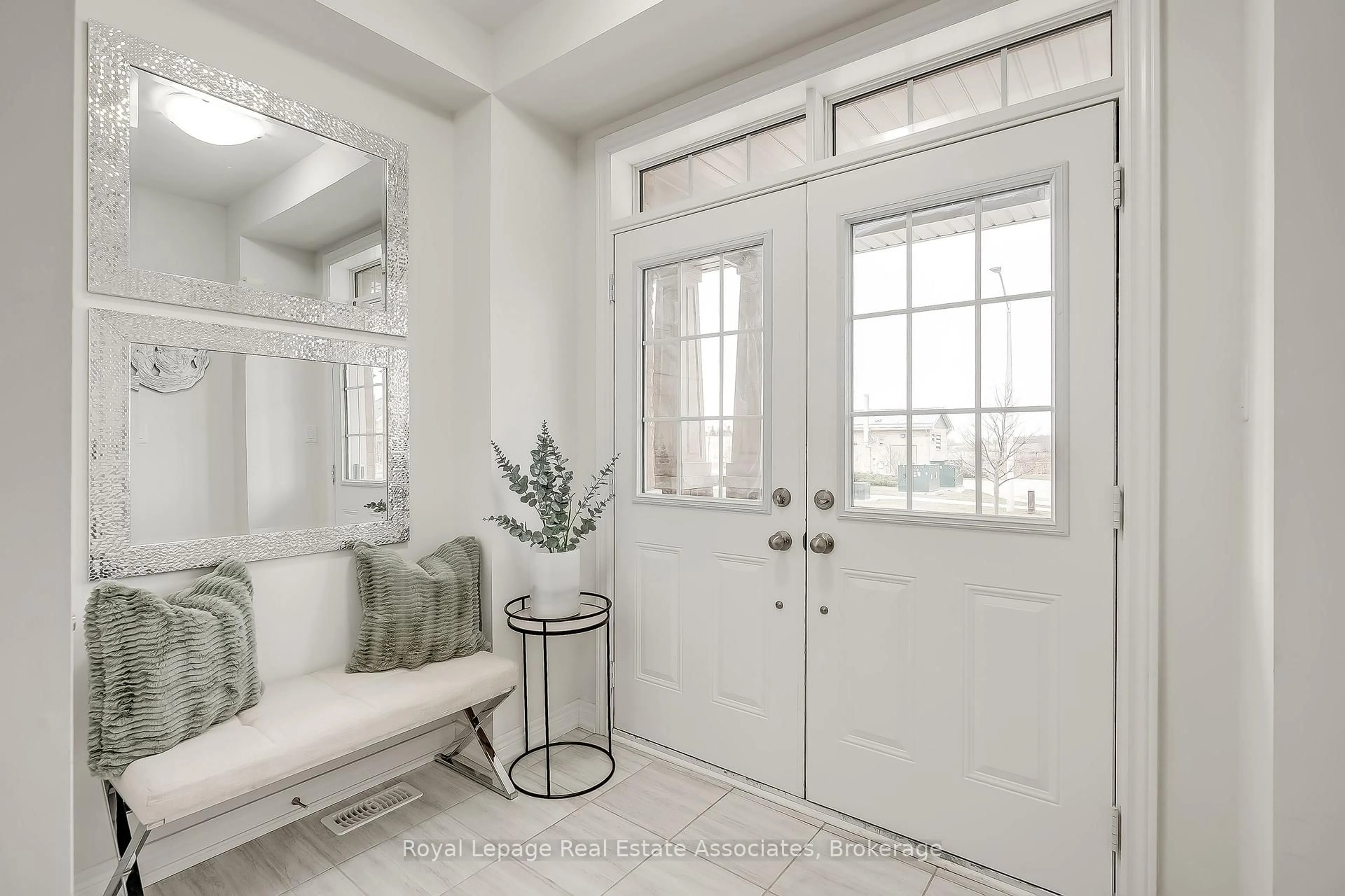 Indoor entryway for 124 Mutrie Blvd, Guelph/Eramosa Ontario N0B 2K0