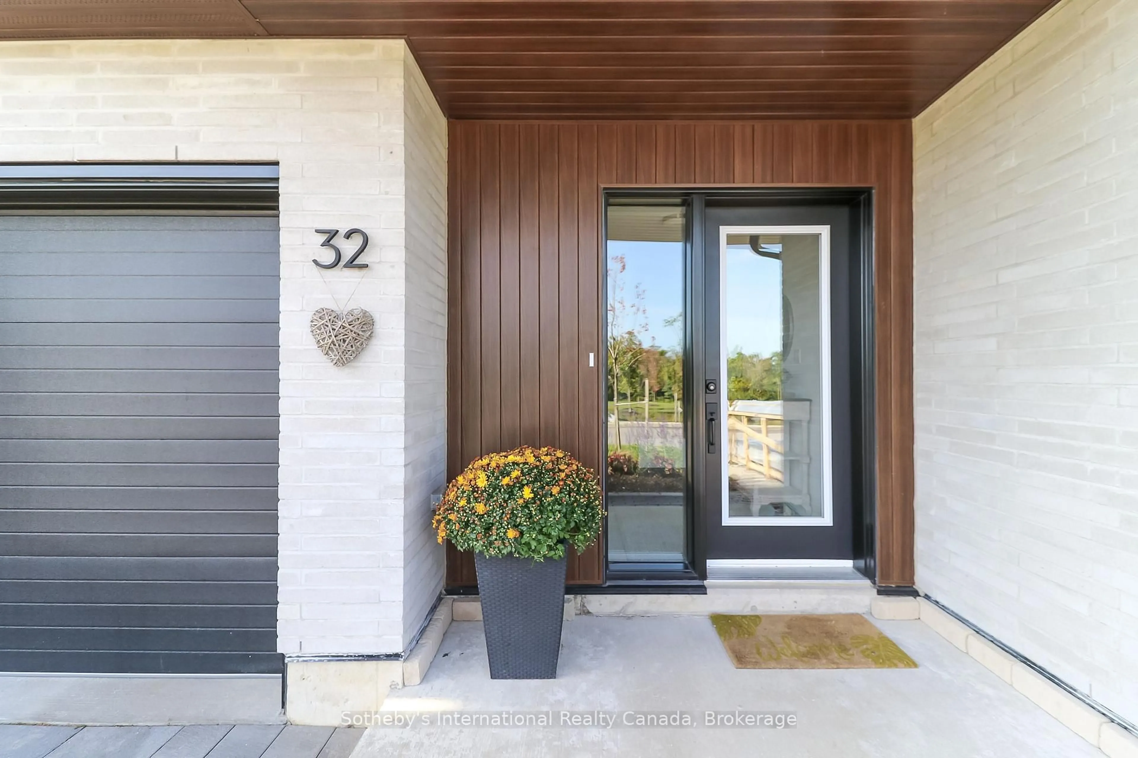 Indoor entryway for 117 Sladden Crt #32, Blue Mountains Ontario N0H 2P0