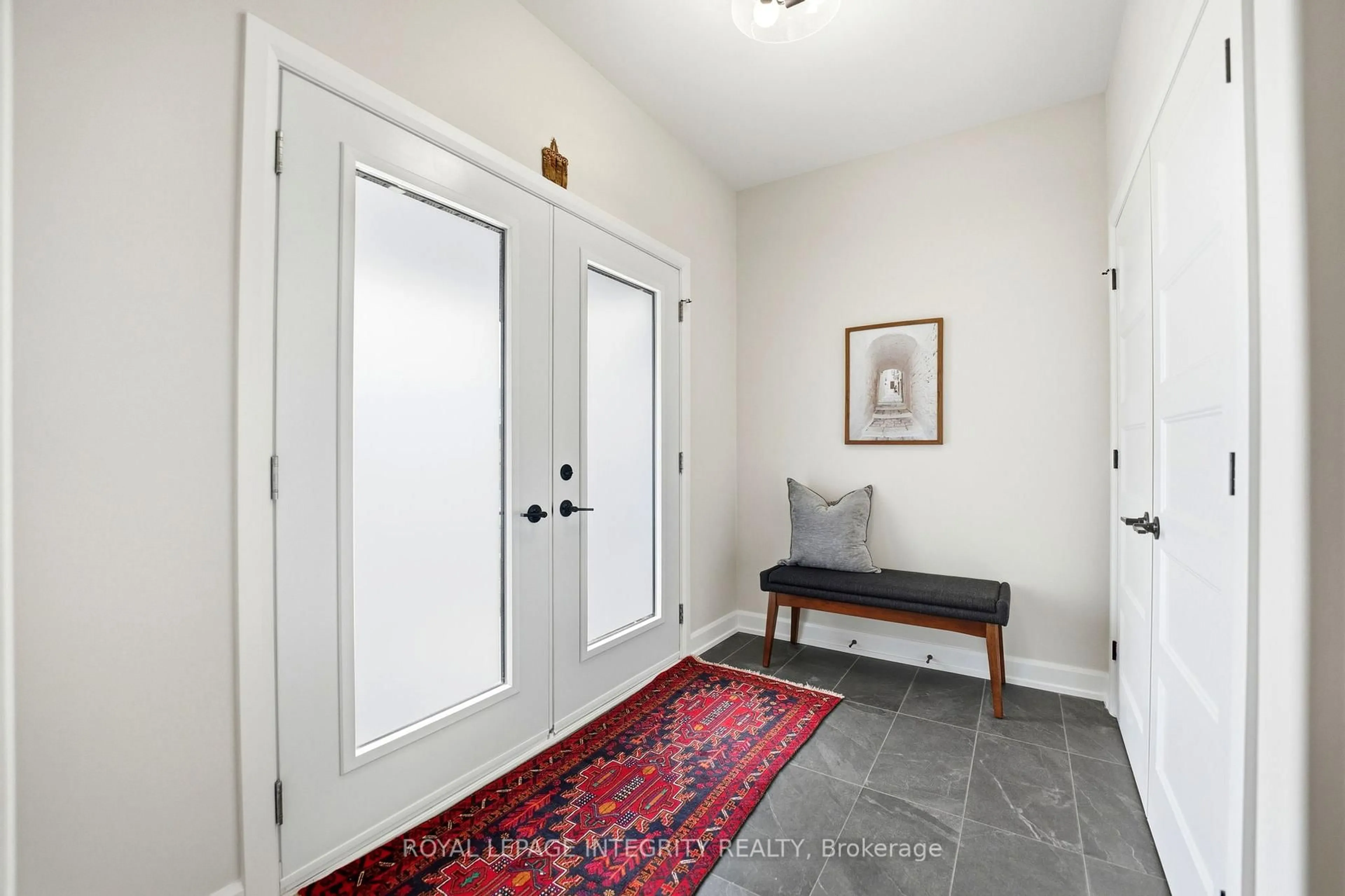 Indoor entryway for 451 Moonlight Dr, Russell Ontario K4R 0L1