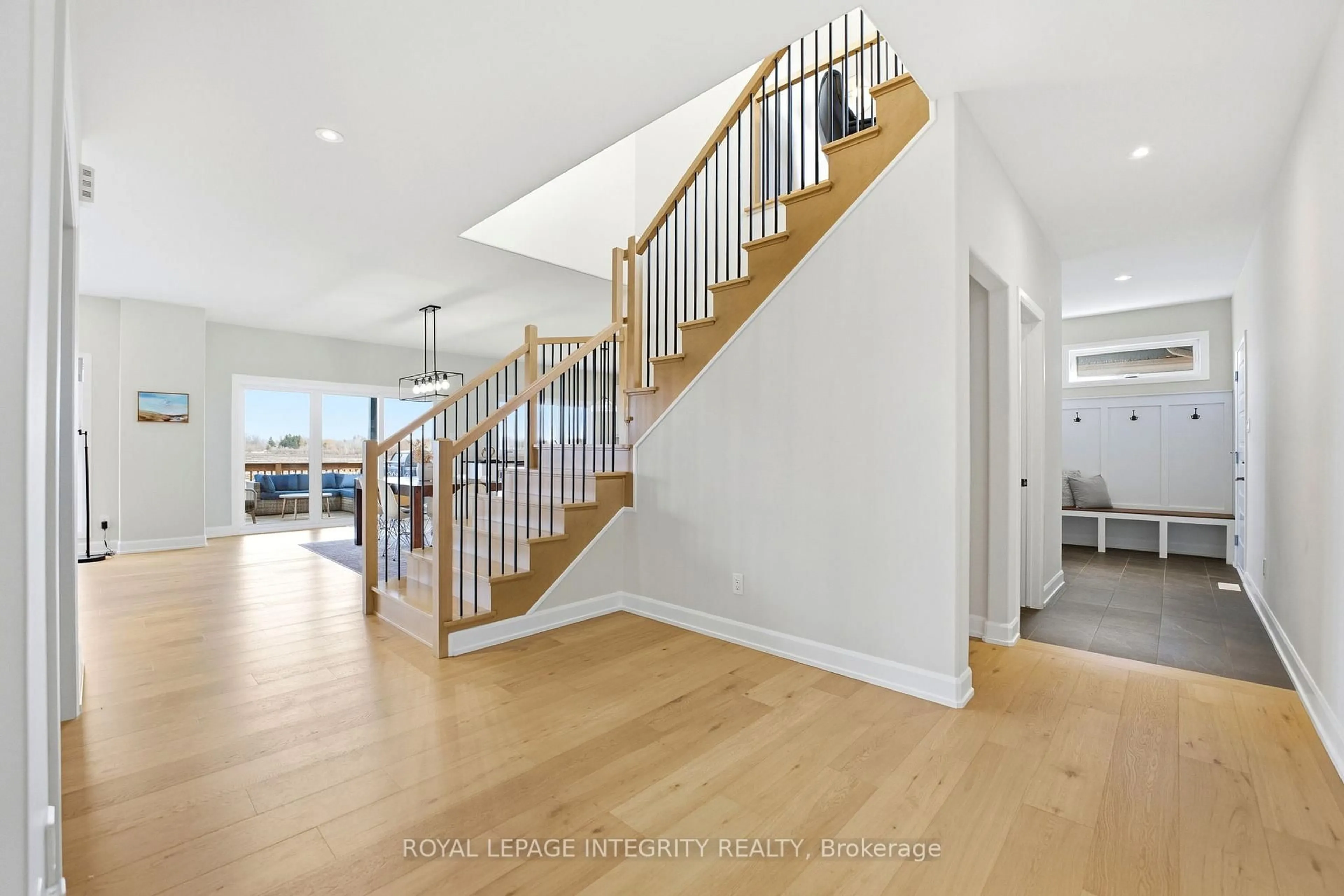 Indoor foyer for 451 Moonlight Dr, Russell Ontario K4R 0L1