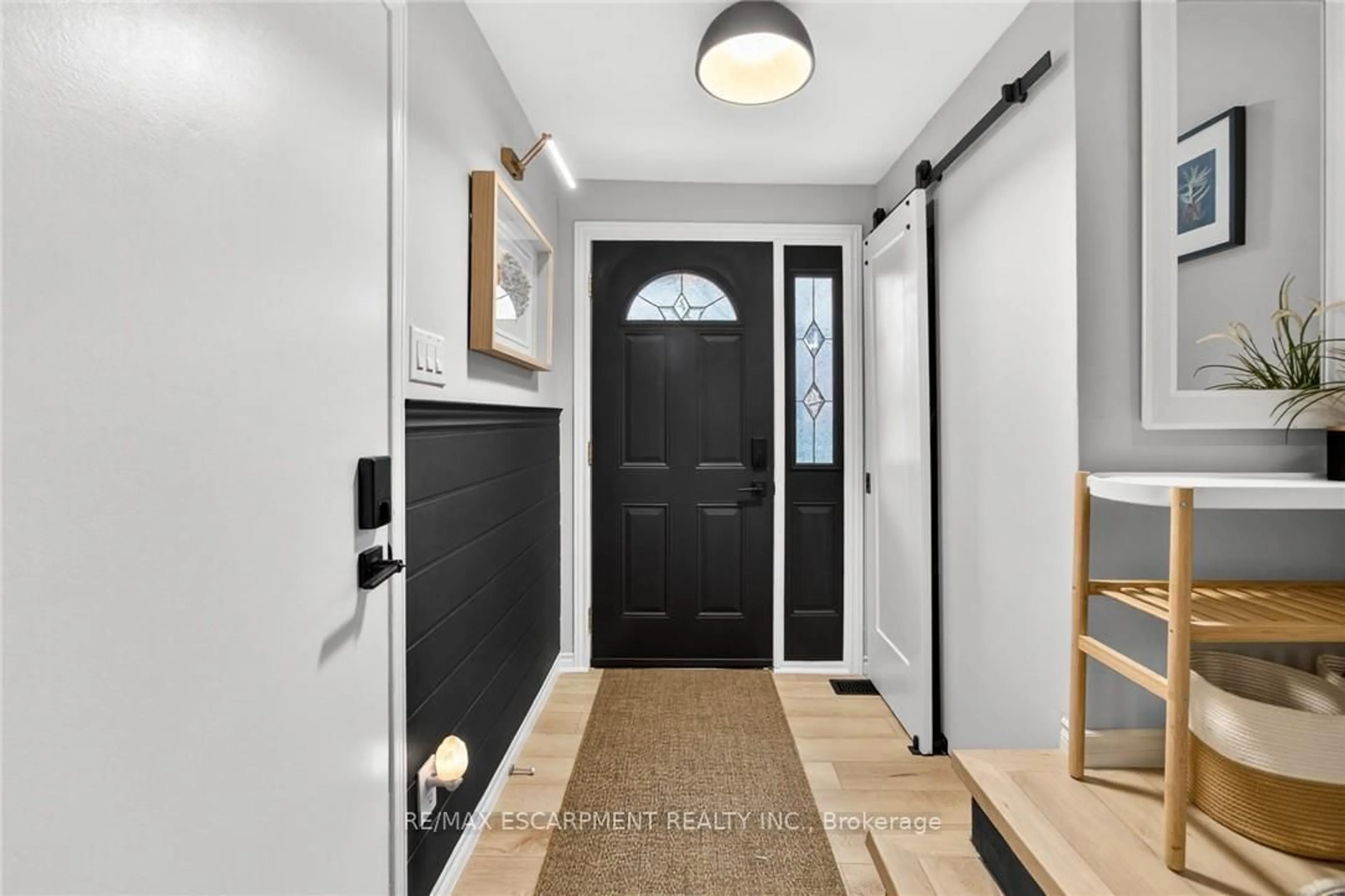 Indoor entryway for 23 Watsons Lane #15, Hamilton Ontario L9H 5G9