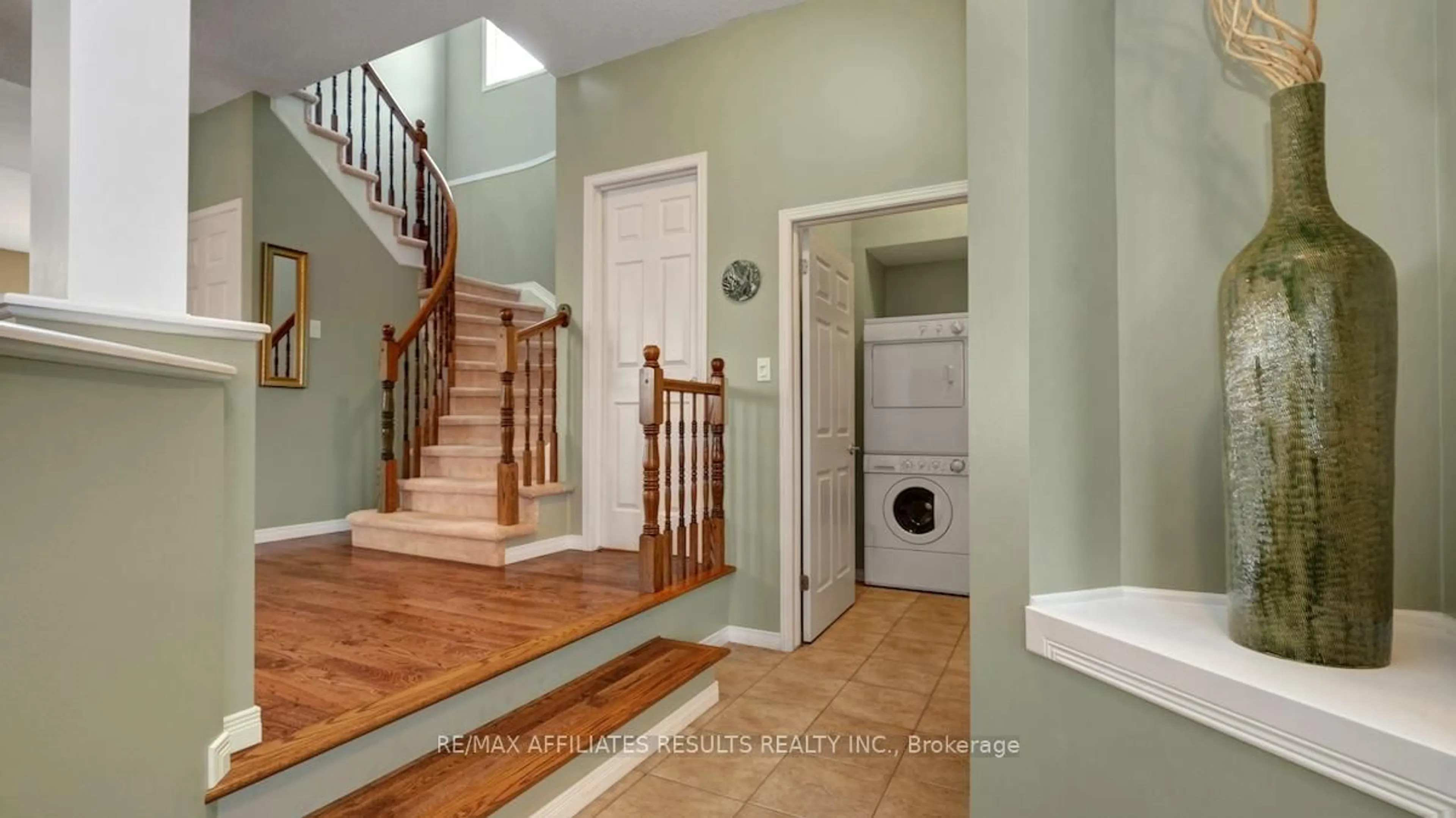 Indoor entryway for 41 Fairlop Way, Ottawa Ontario K2J 5B8