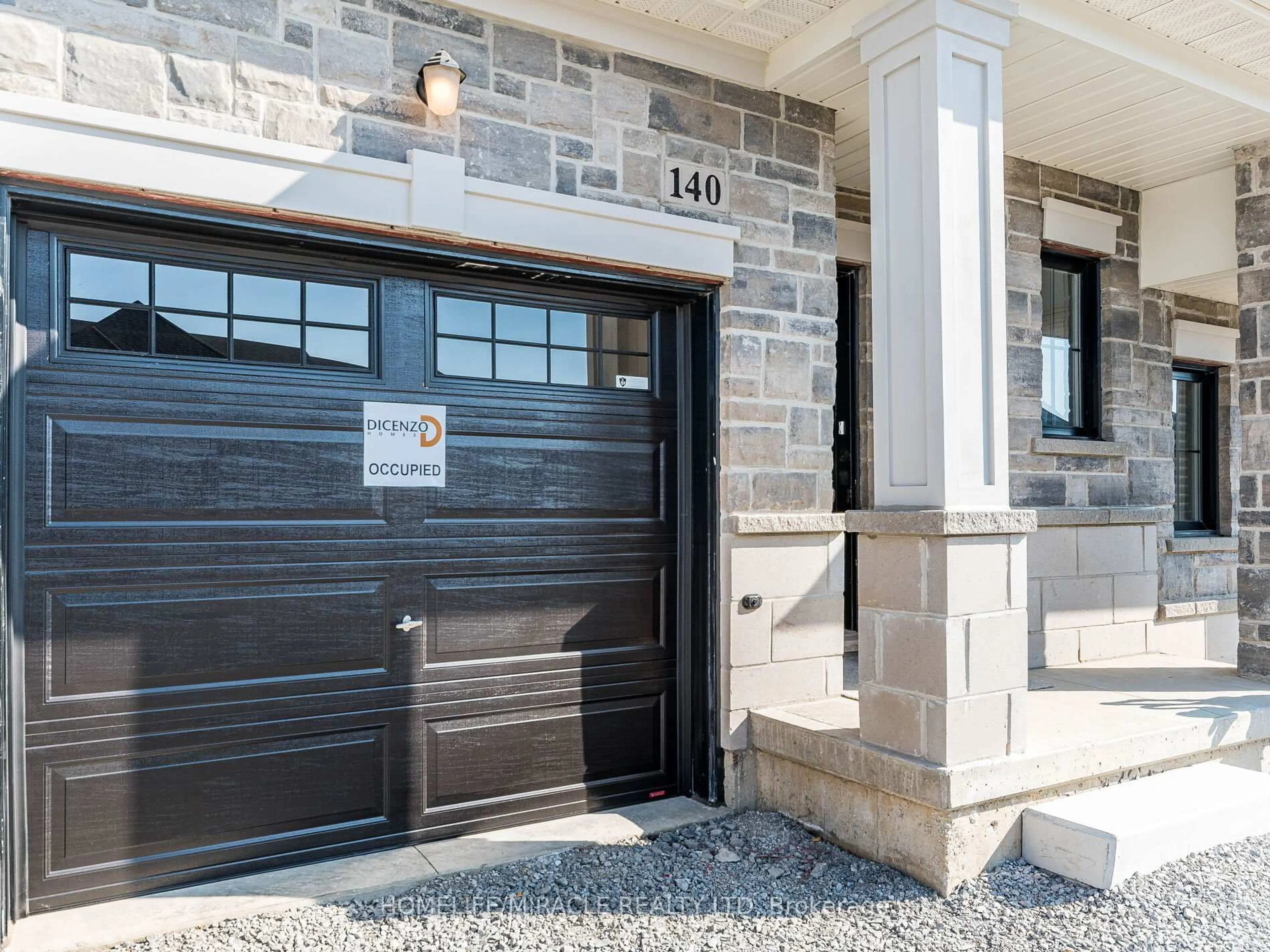 Indoor entryway for 140 Aquasanta Cres, Hamilton Ontario L9B 0J8
