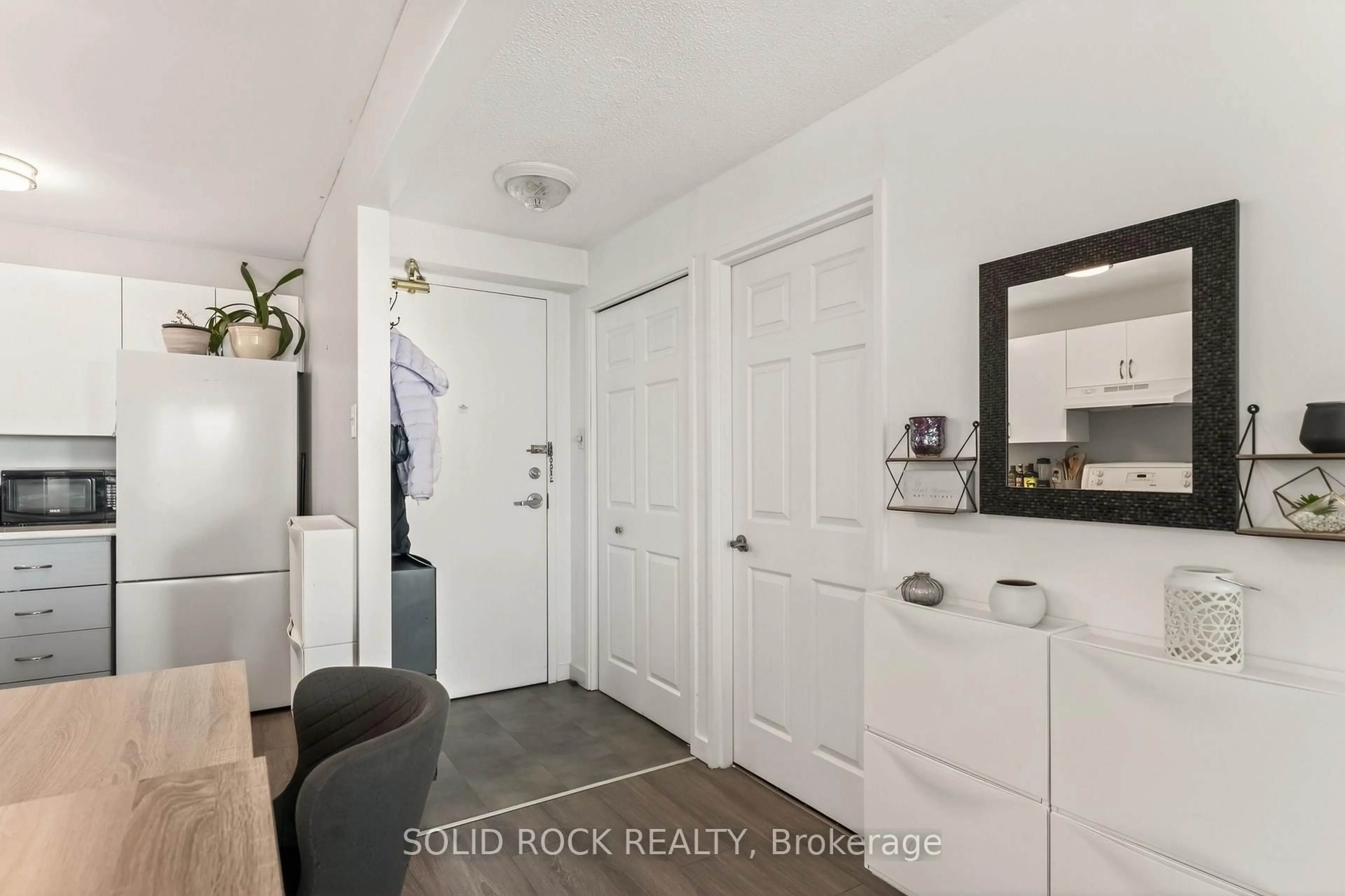 Indoor entryway for 1440 Heron Rd #901, Ottawa Ontario K1V 0X2