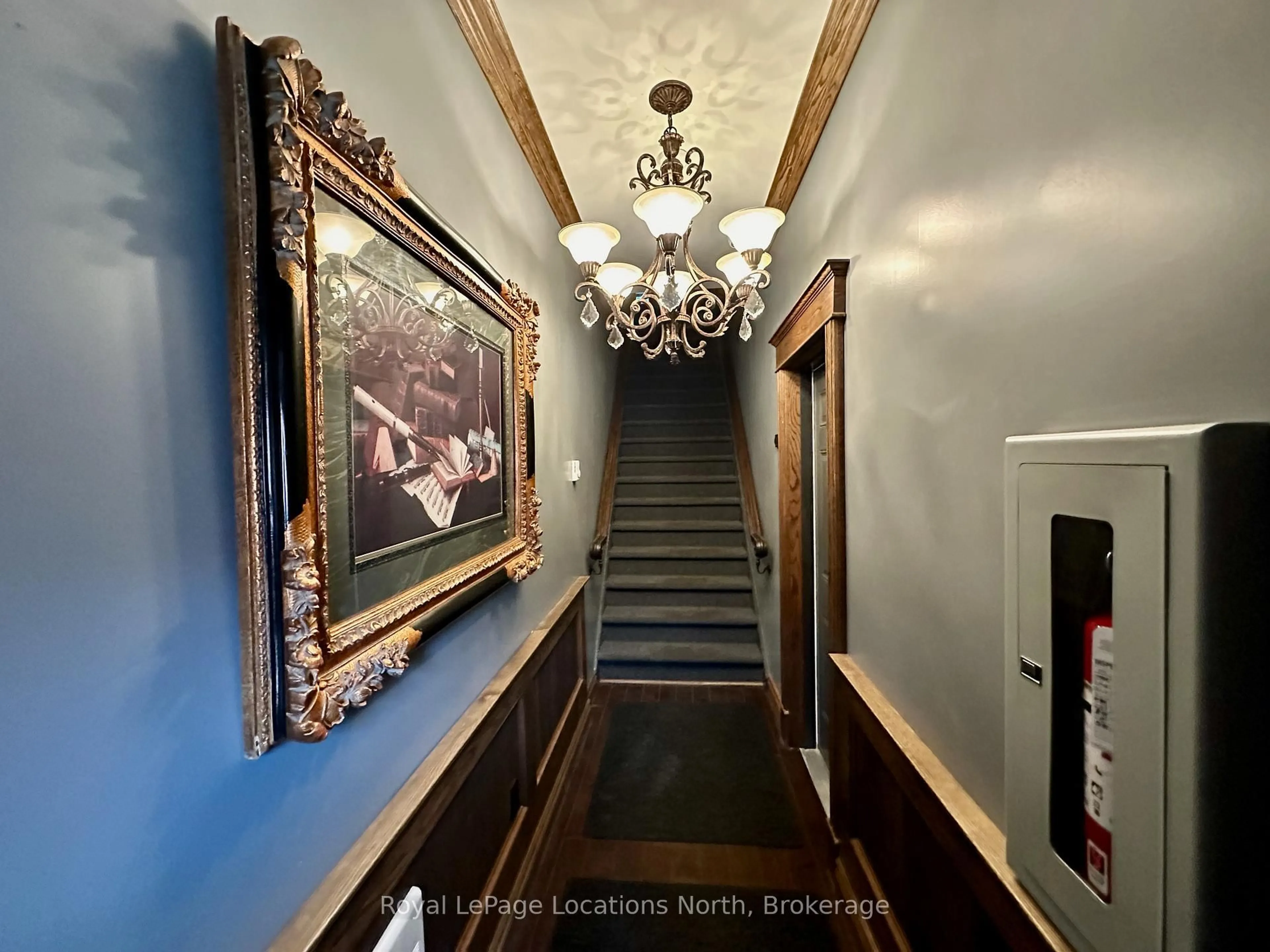 Indoor foyer for 110 Sykes St #204, Meaford Ontario N4L 1S6