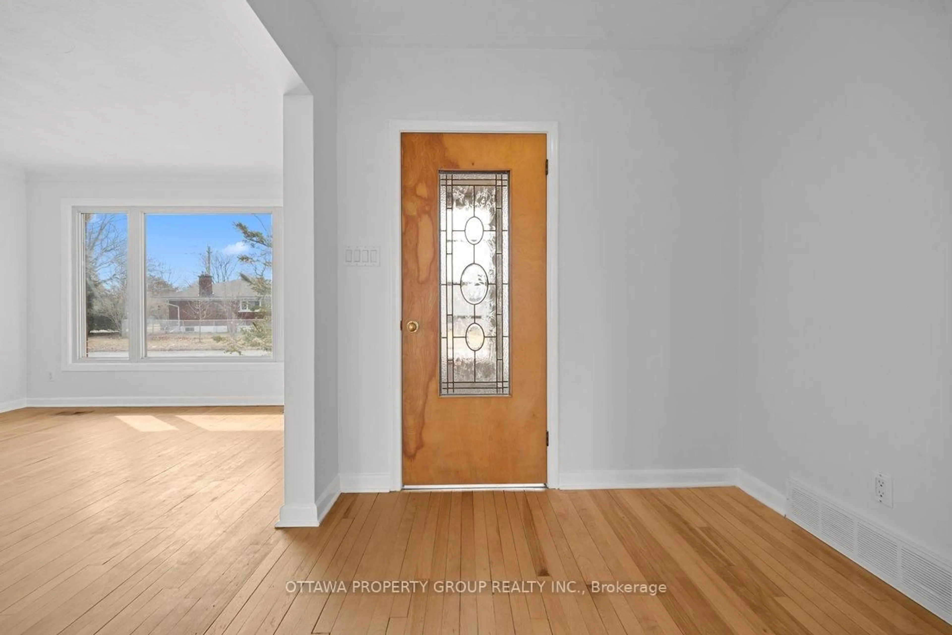 Indoor entryway for 777 Cork St, Ottawa Ontario K1G 1X8