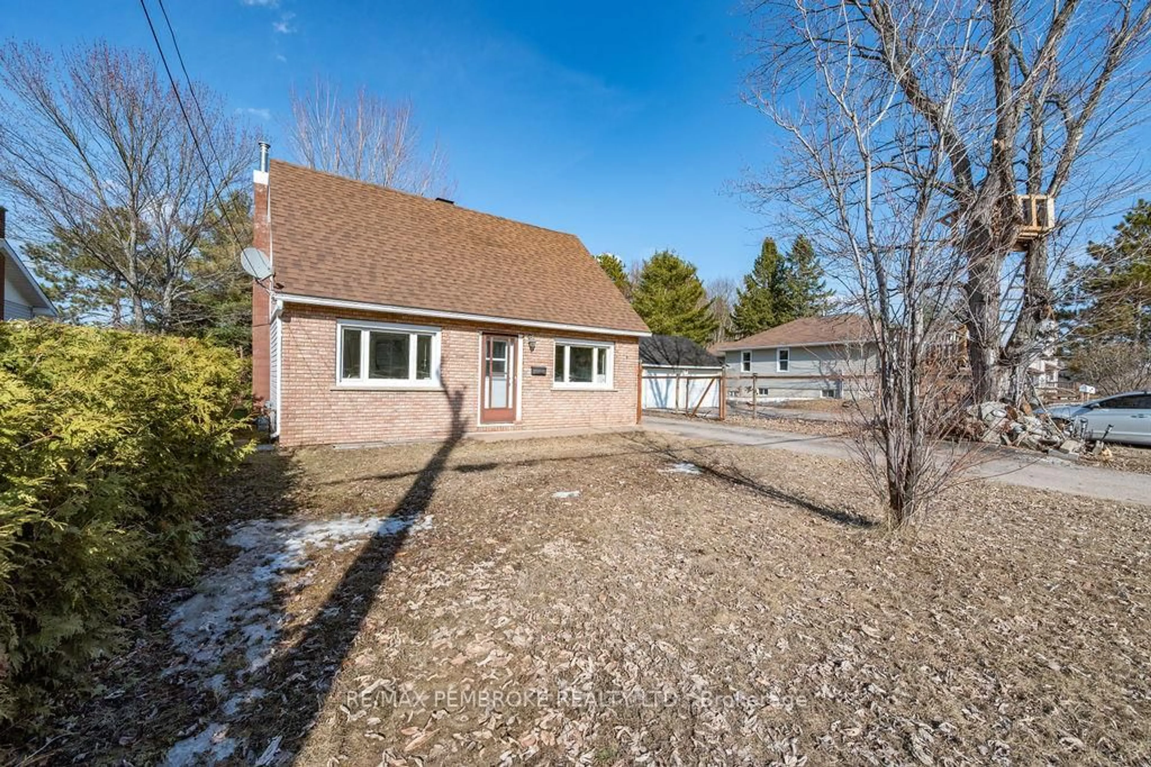 A pic from outside/outdoor area/front of a property/back of a property/a pic from drone, street for 2849 Petawawa Blvd, Petawawa Ontario K8H 2K7