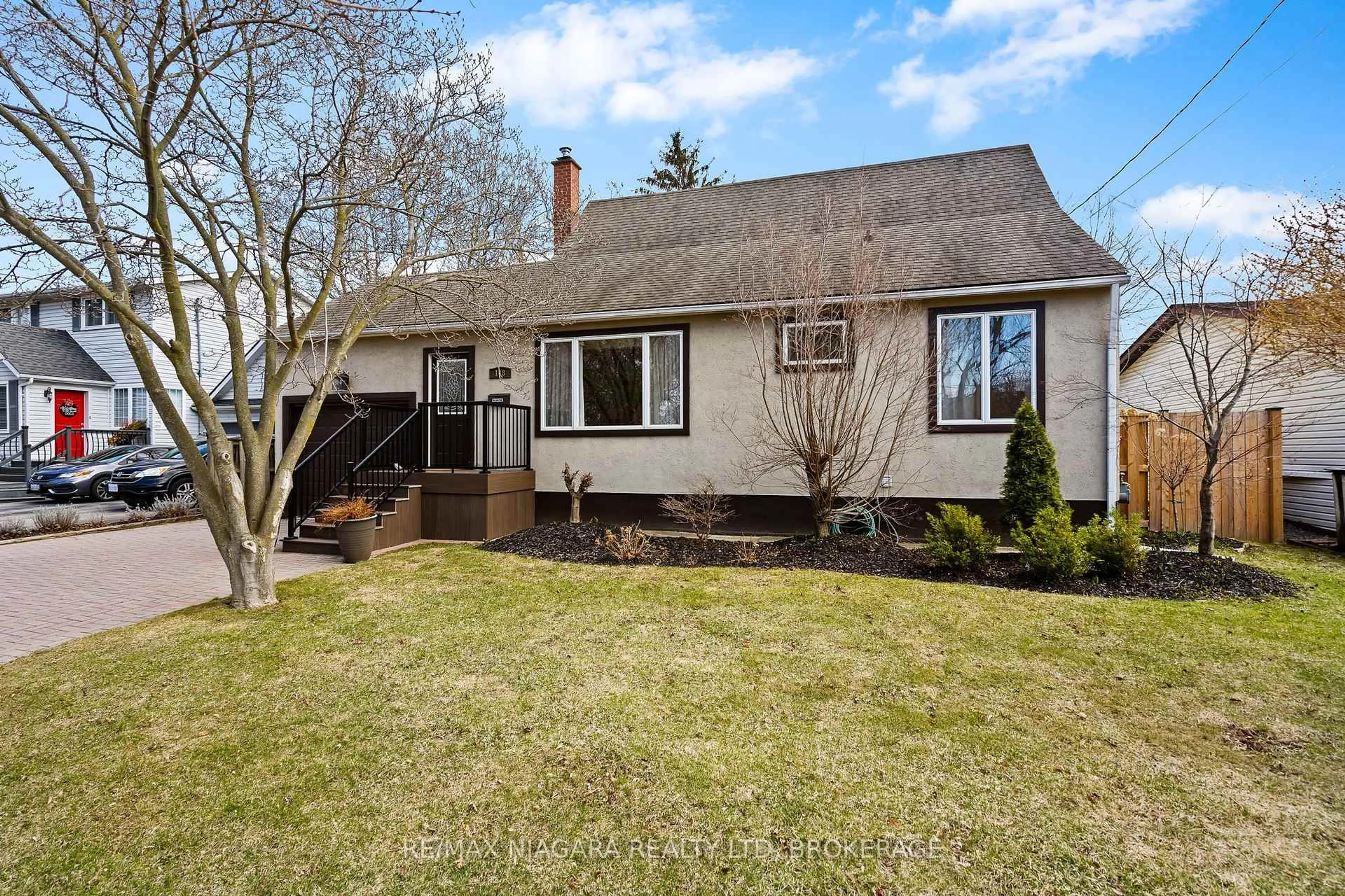 Home with vinyl exterior material, street for 148 Lakeshore Rd, St. Catharines Ontario L2N 2V1