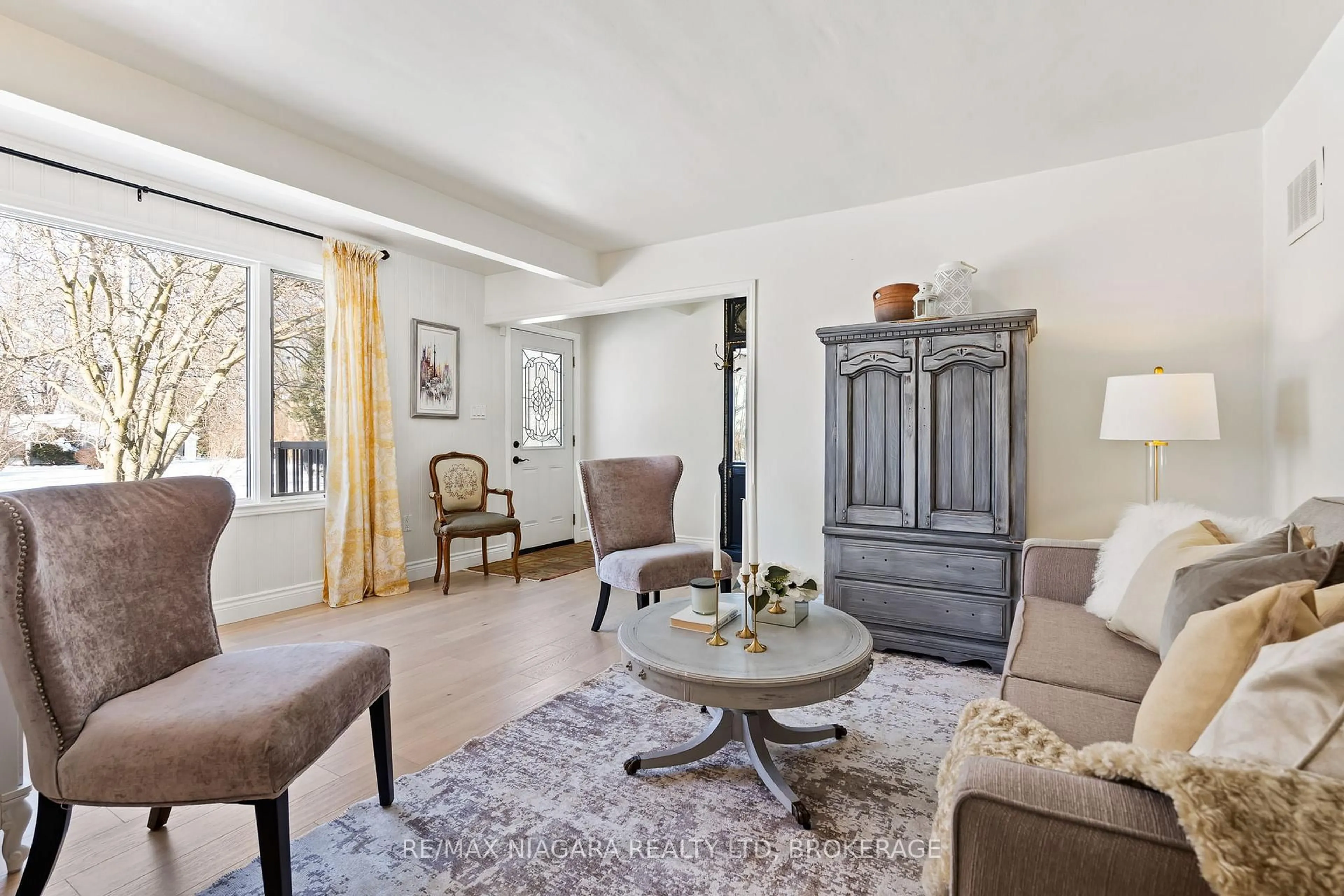 Living room with furniture, unknown for 148 Lakeshore Rd, St. Catharines Ontario L2N 2V1