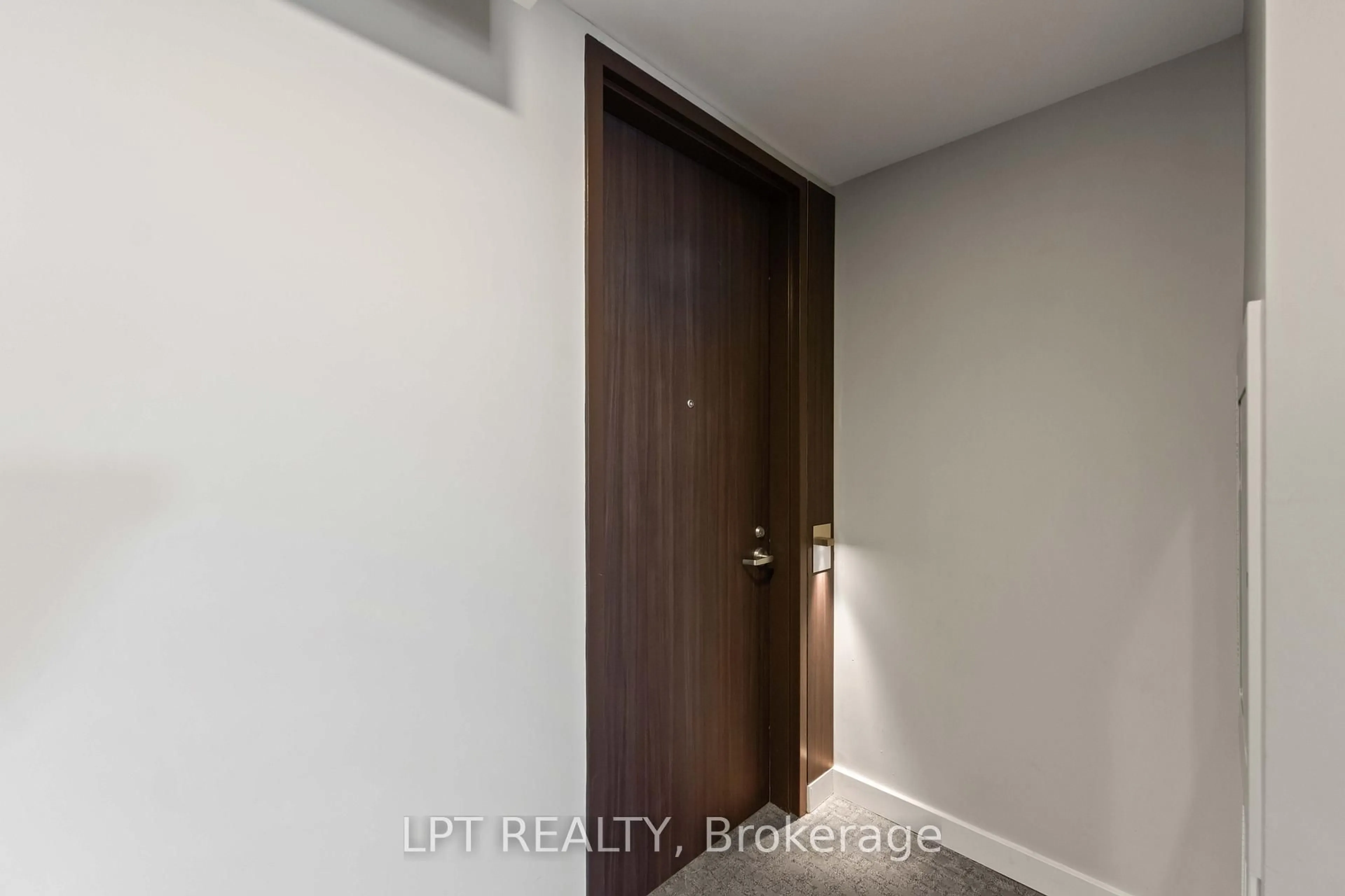 Indoor entryway for 111 Champagne Ave #307, Ottawa Ontario K1S 5V3