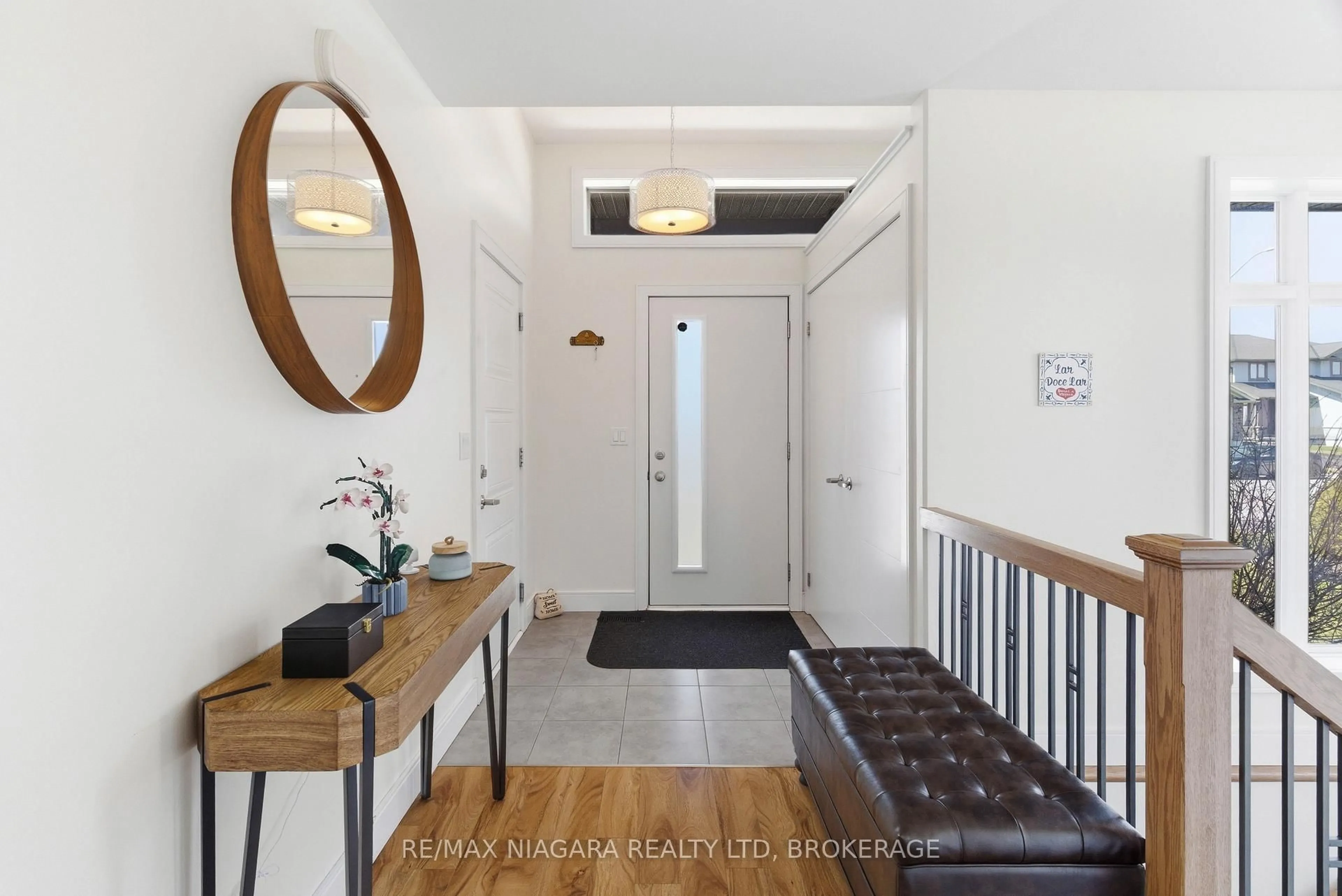 Indoor entryway for 9 Granite Dr, Belleville Ontario K8P 0C6