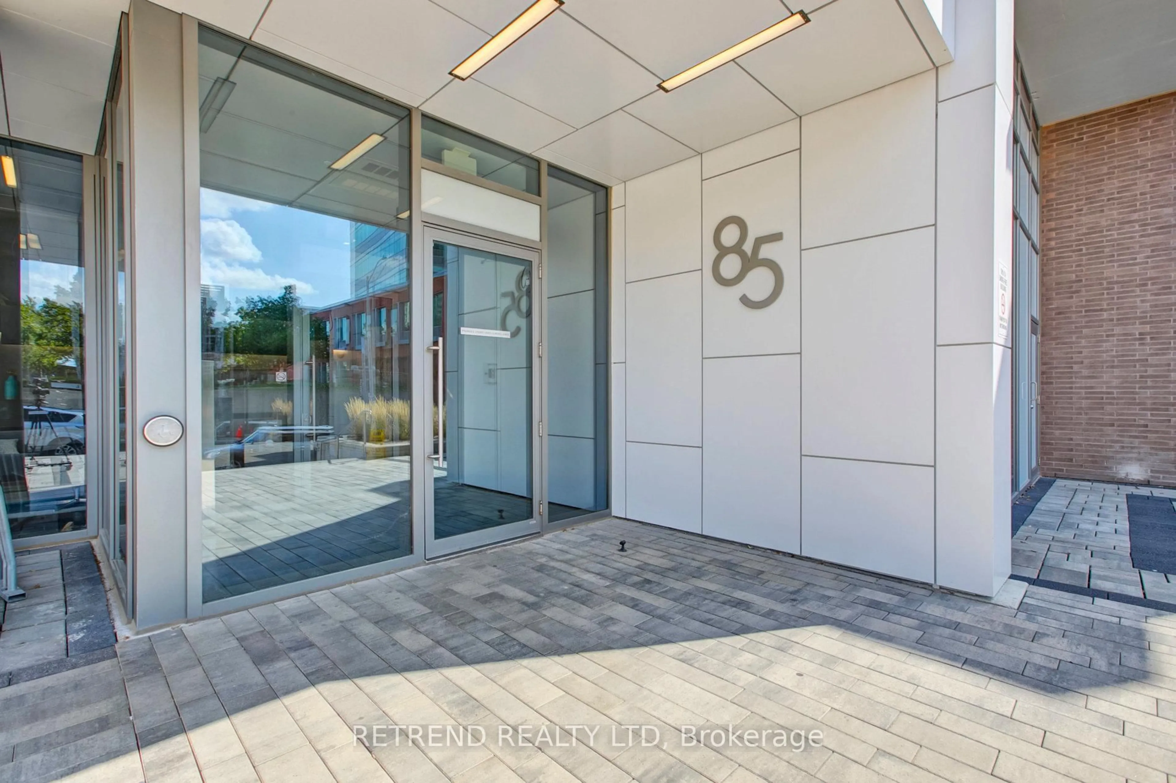 Indoor foyer for 85 Duke St #1504, Kitchener Ontario N2H 0B7