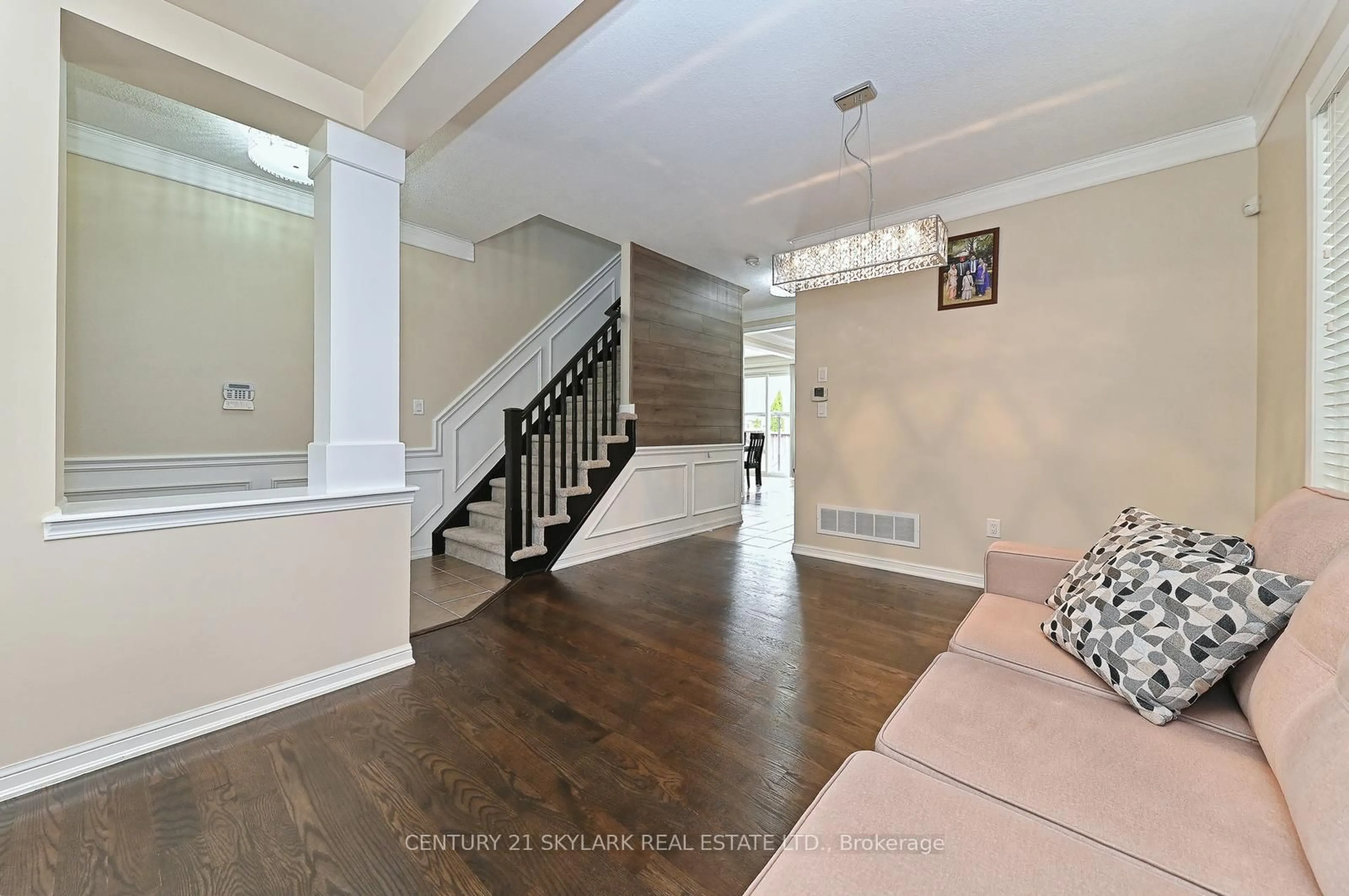 Indoor entryway for 24 Dalton Dr, Cambridge Ontario N3C 0E7