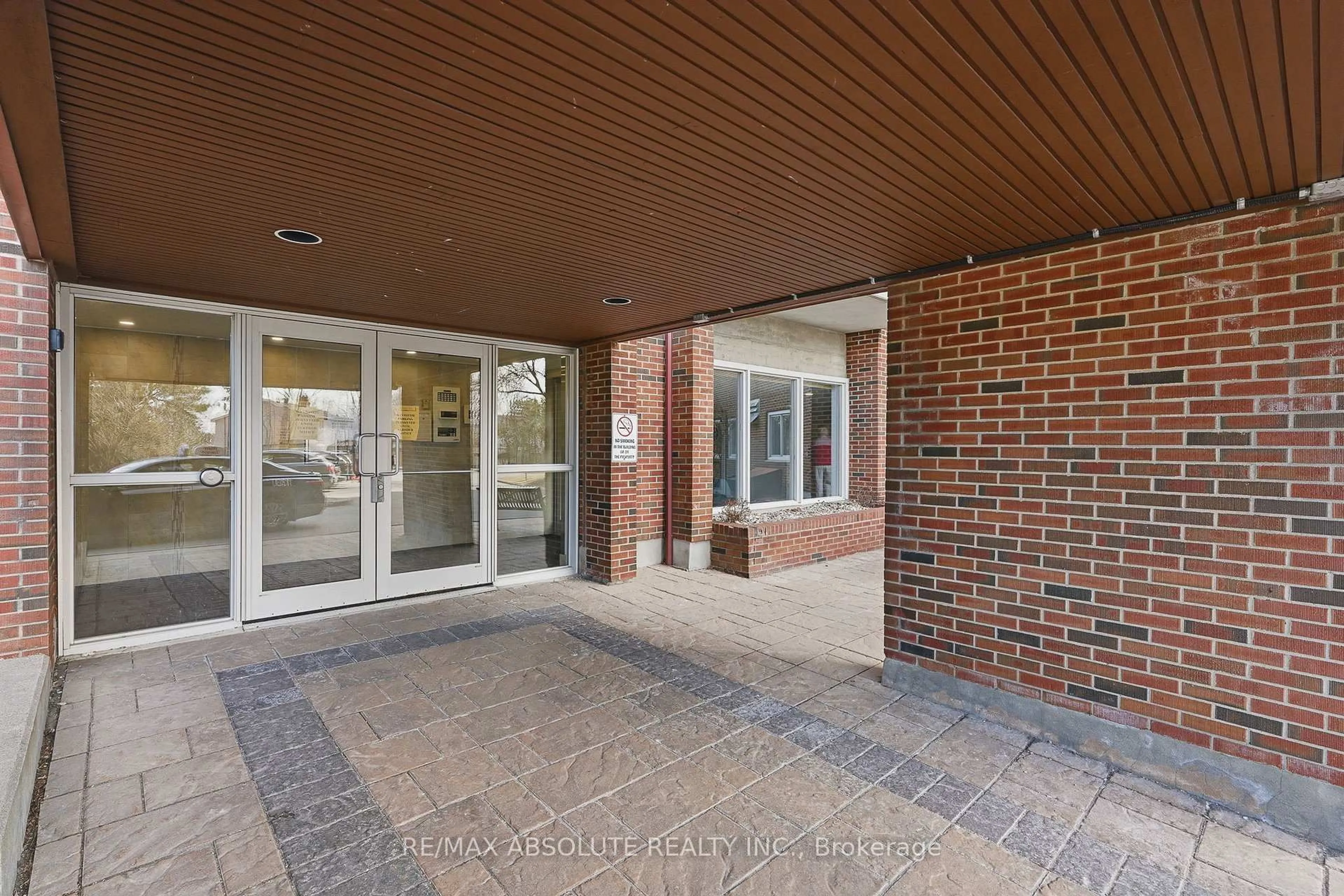 Indoor foyer for 915 Elmsmere Rd #1010, Ottawa Ontario K1J 8H8