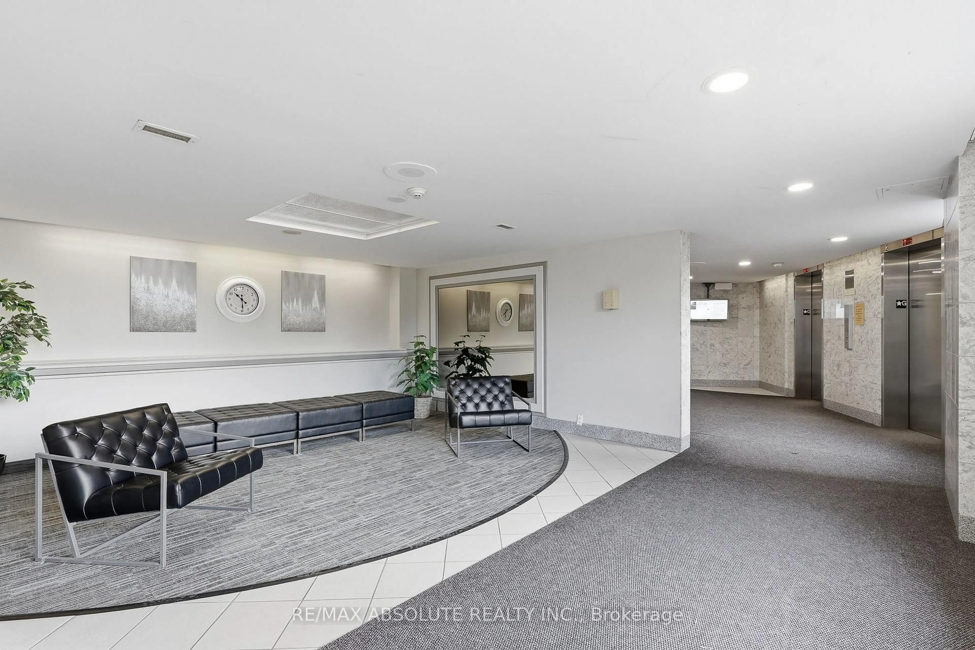 Indoor foyer for 915 Elmsmere Rd #1010, Ottawa Ontario K1J 8H8