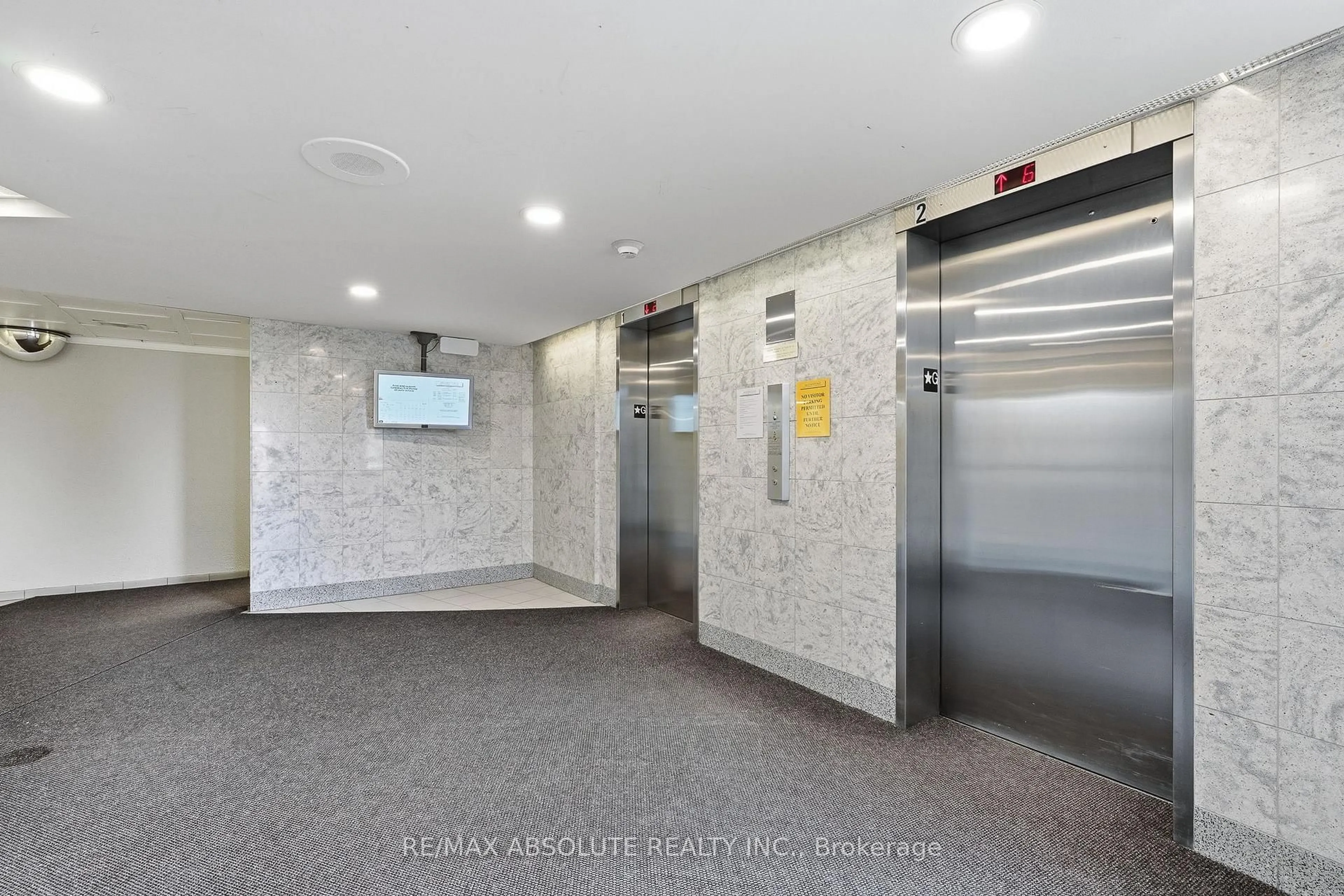 Indoor foyer for 915 Elmsmere Rd #1010, Ottawa Ontario K1J 8H8