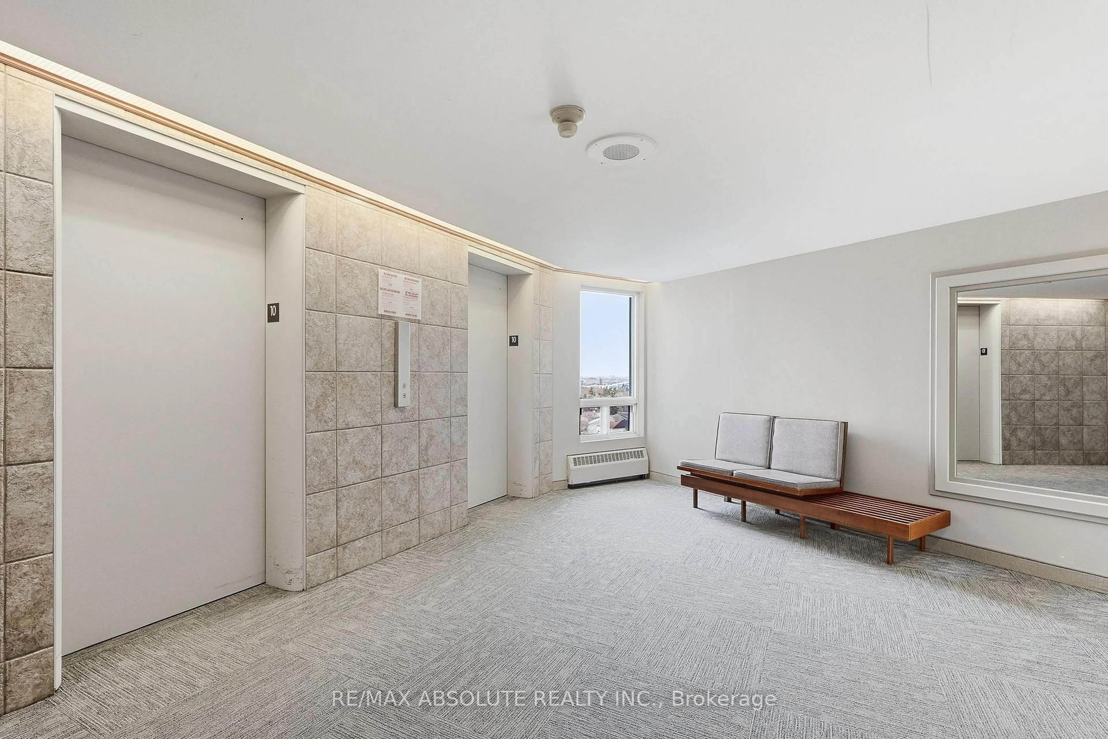 Indoor foyer for 915 Elmsmere Rd #1010, Ottawa Ontario K1J 8H8