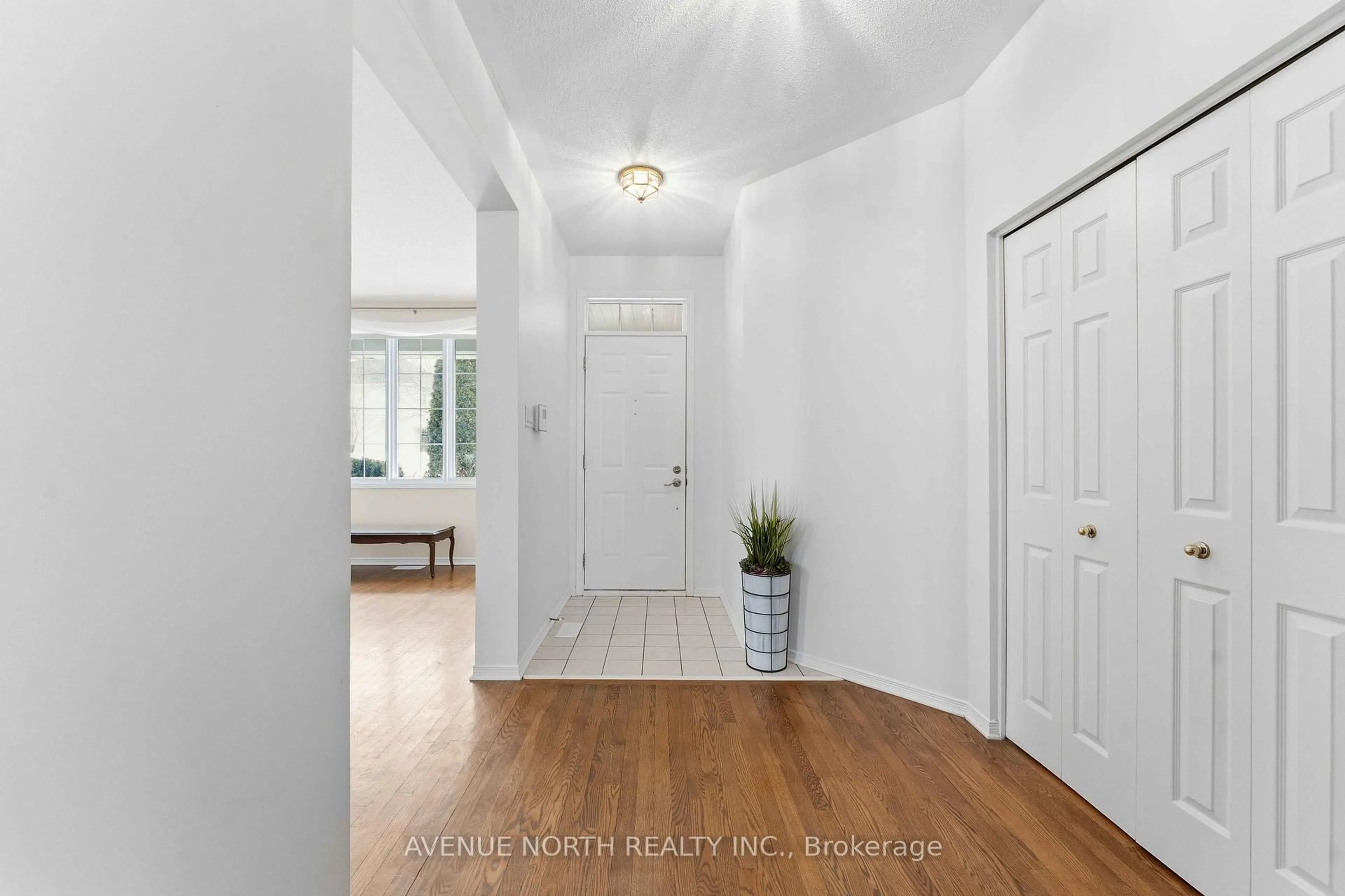 Indoor entryway for 1838 Mccallum Dr, Ottawa Ontario K4A 3S9