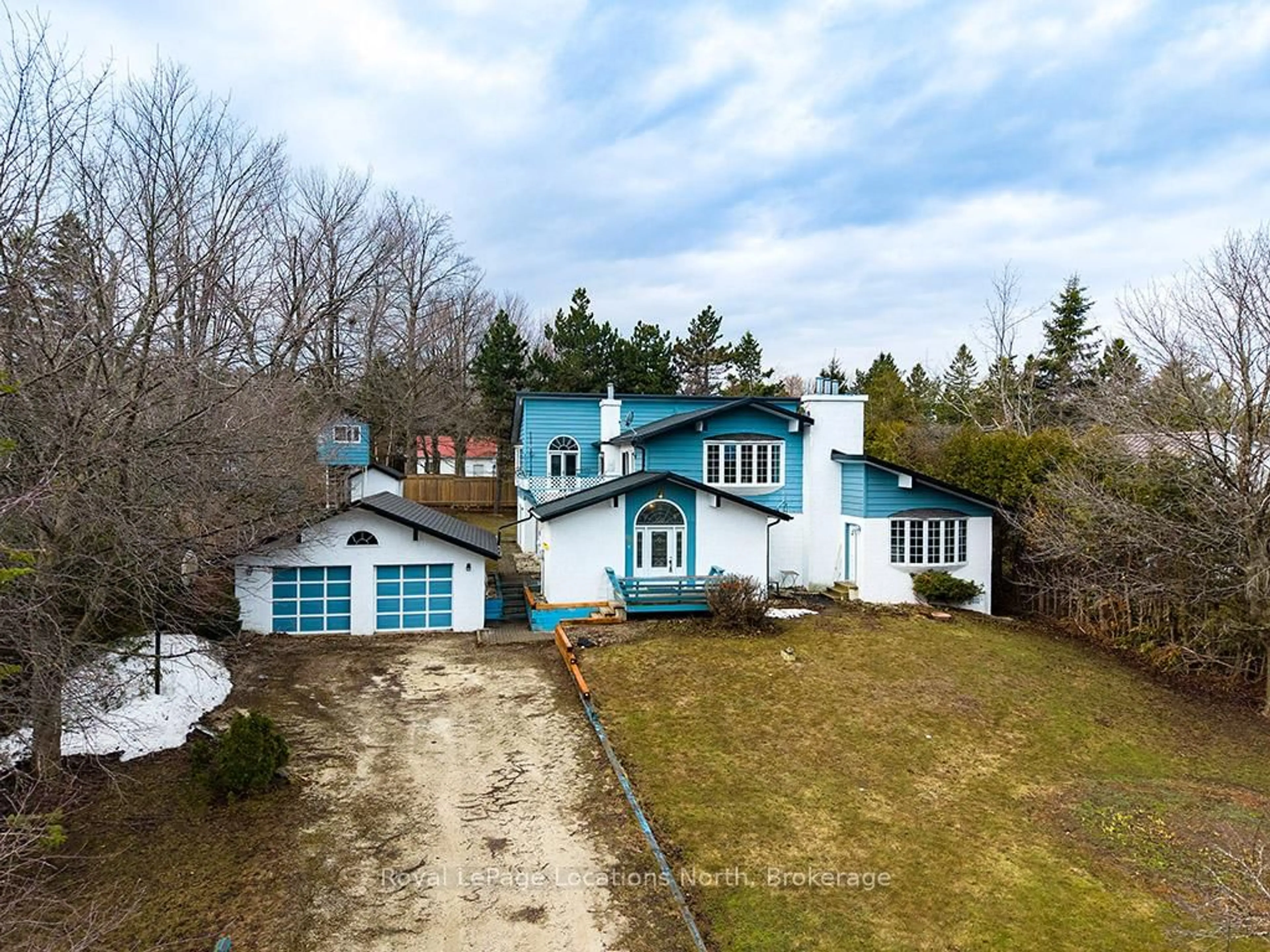 A pic from outside/outdoor area/front of a property/back of a property/a pic from drone, street for 252 Swiss Meadows Blvd, Blue Mountains Ontario N0H 2E0