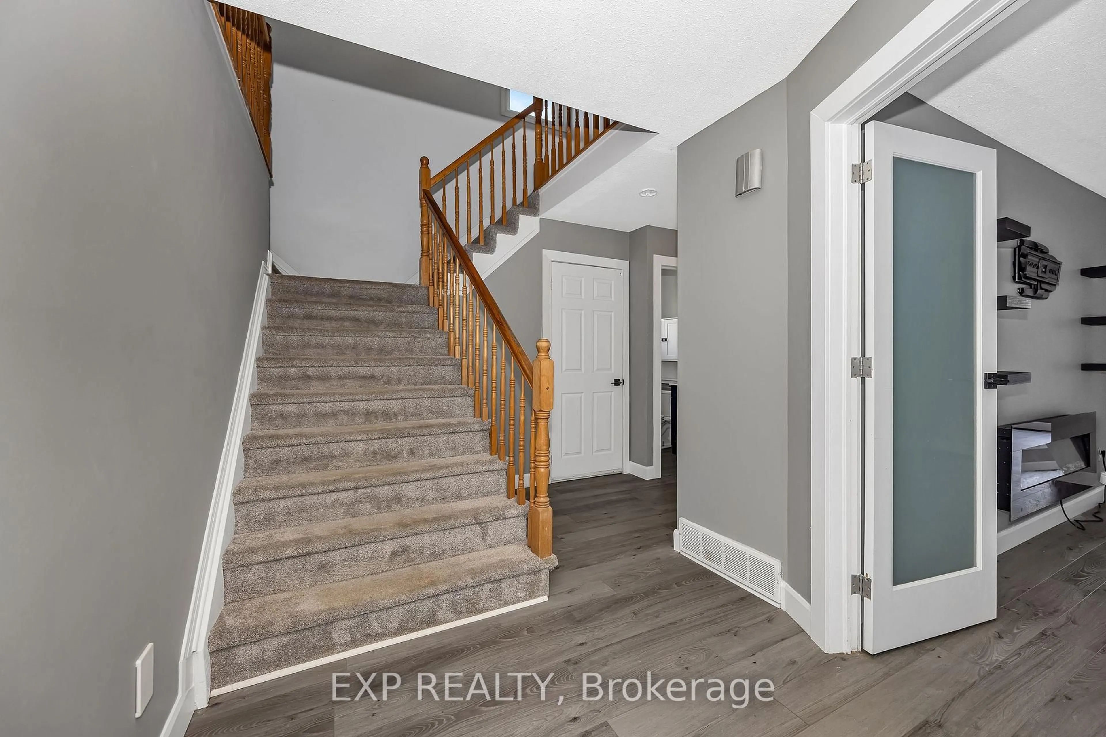 Indoor entryway for 1797 Belval Cres, Orleans Ontario K1C 6J6