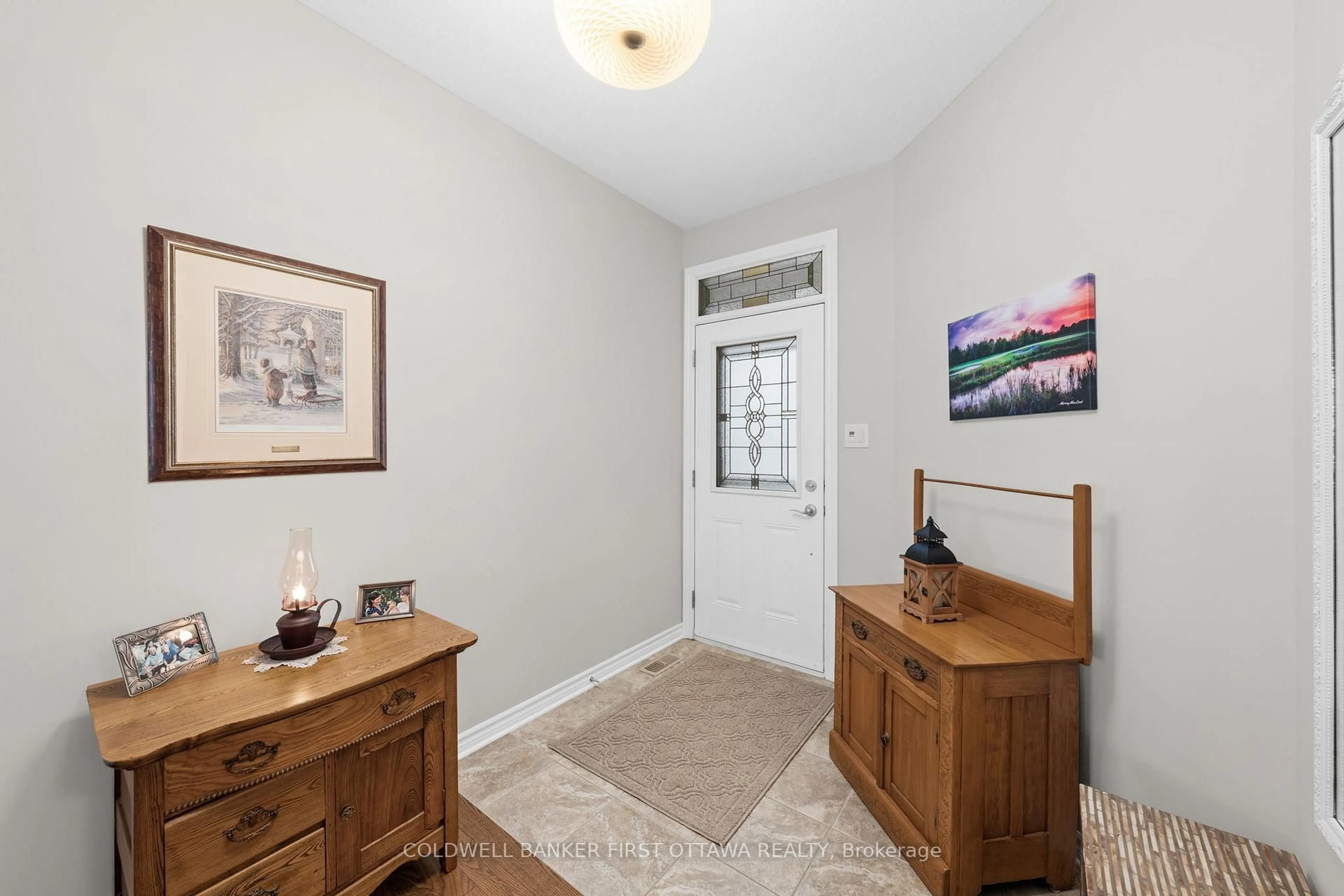 Indoor entryway for 239 Royal Landing Gate, North Grenville Ontario K0G 1J0