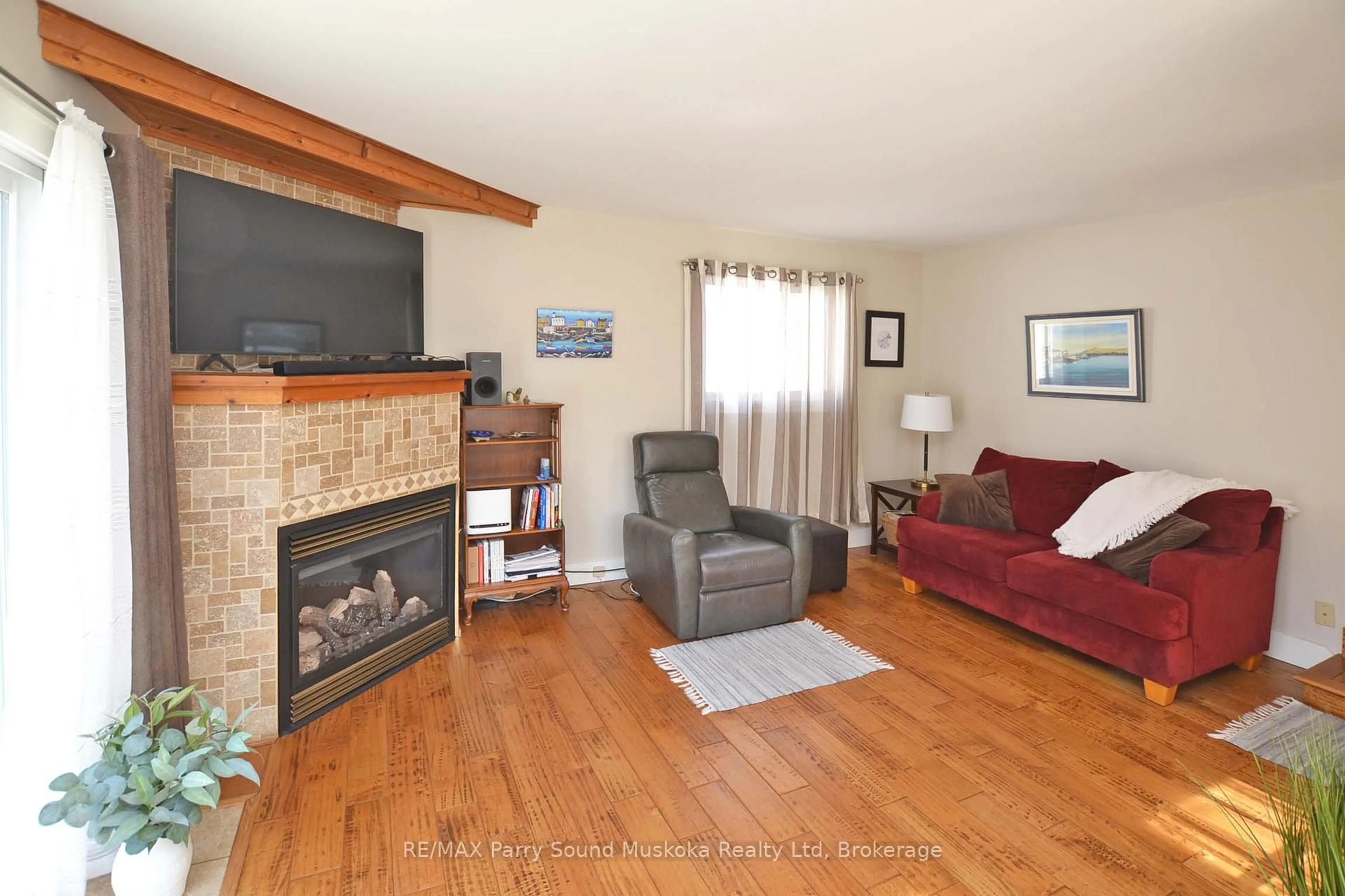 Living room with furniture, wood/laminate floor for 60 William St, Parry Sound Ontario P2A 1V1