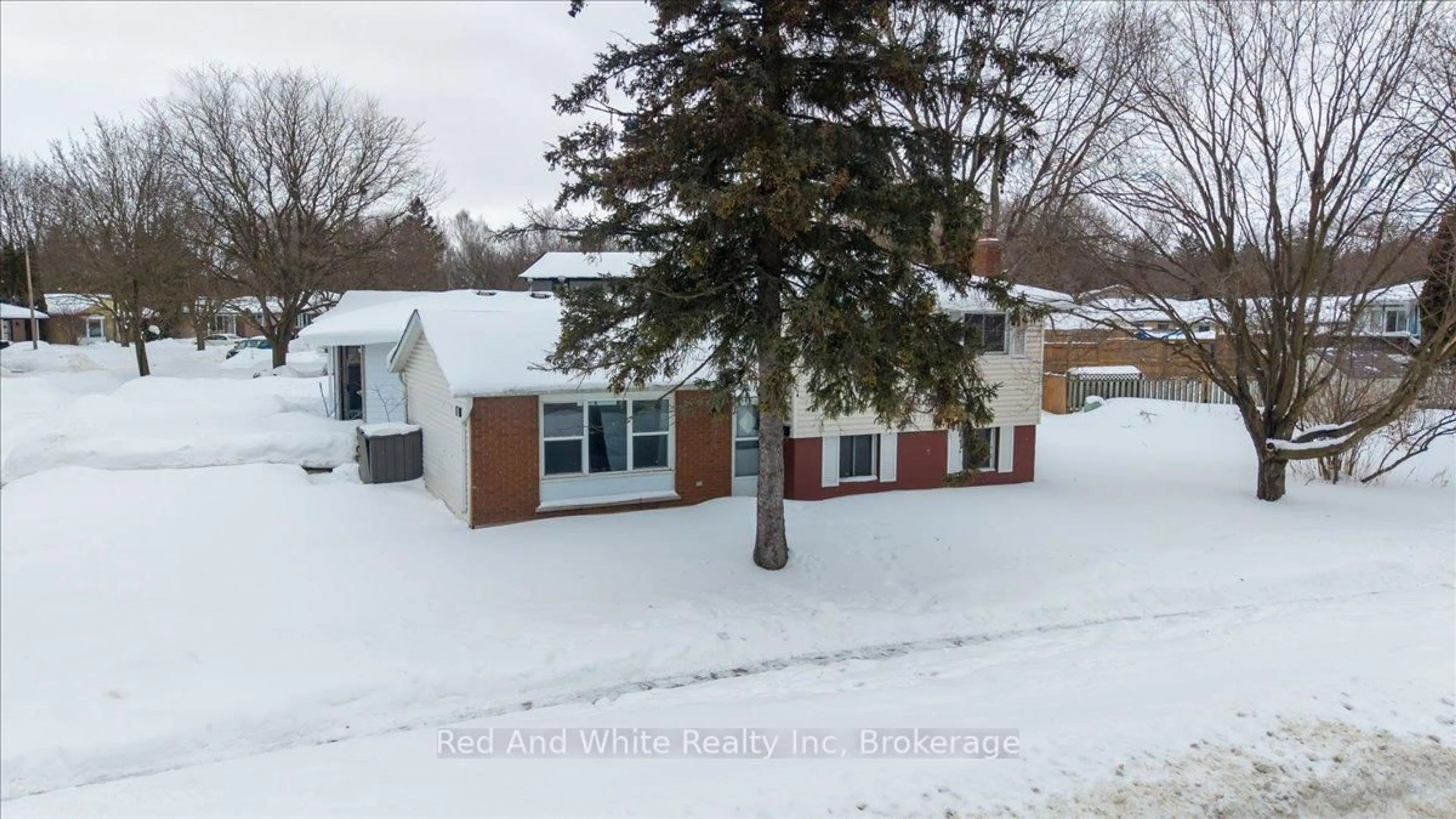 A pic from outside/outdoor area/front of a property/back of a property/a pic from drone, street for 400 Midwood Cres, Waterloo Ontario N2L 5N5