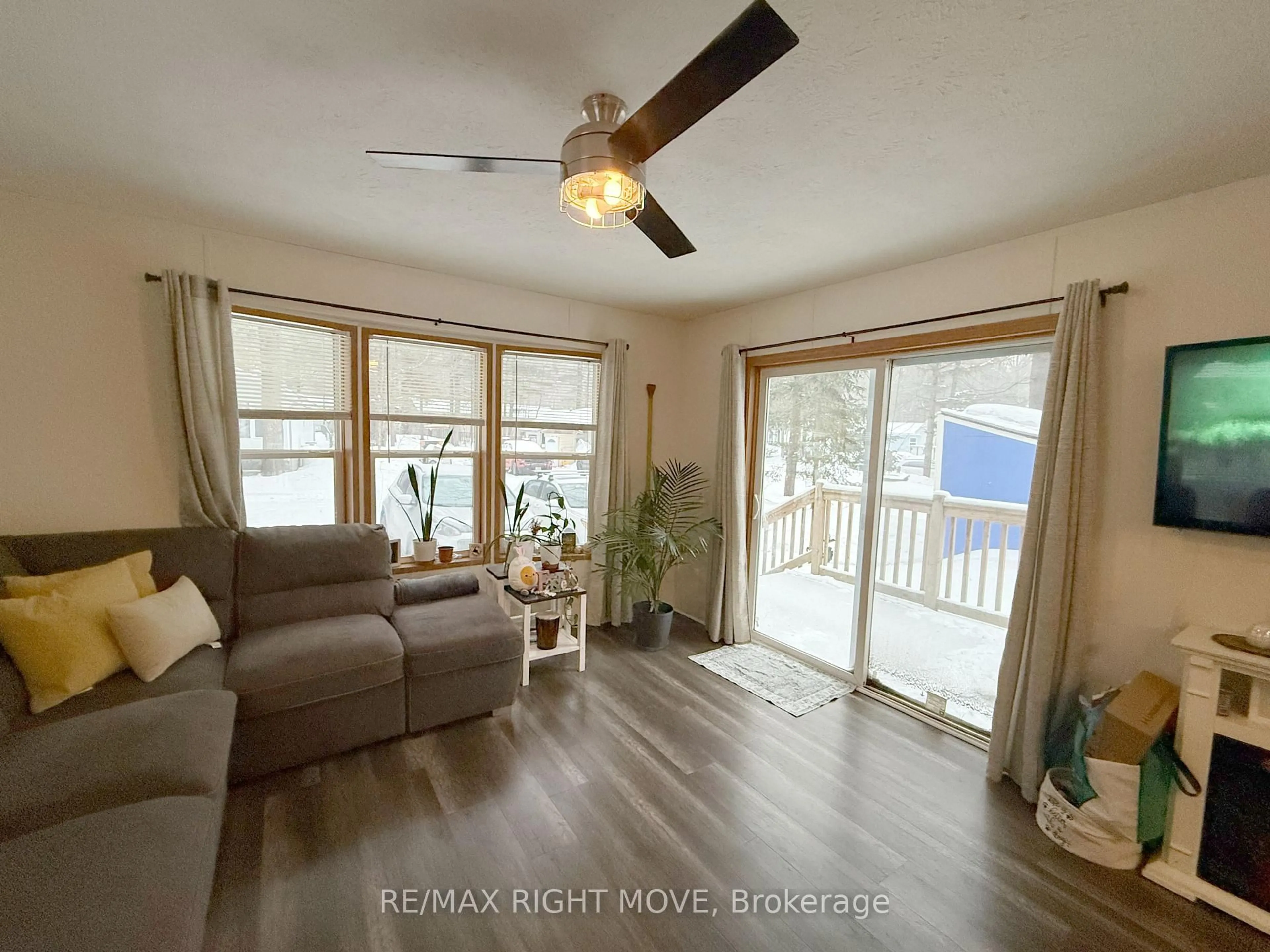 Living room with furniture, wood/laminate floor for 1050 4 Seasons Rd, Gravenhurst Ontario P0E 1N0
