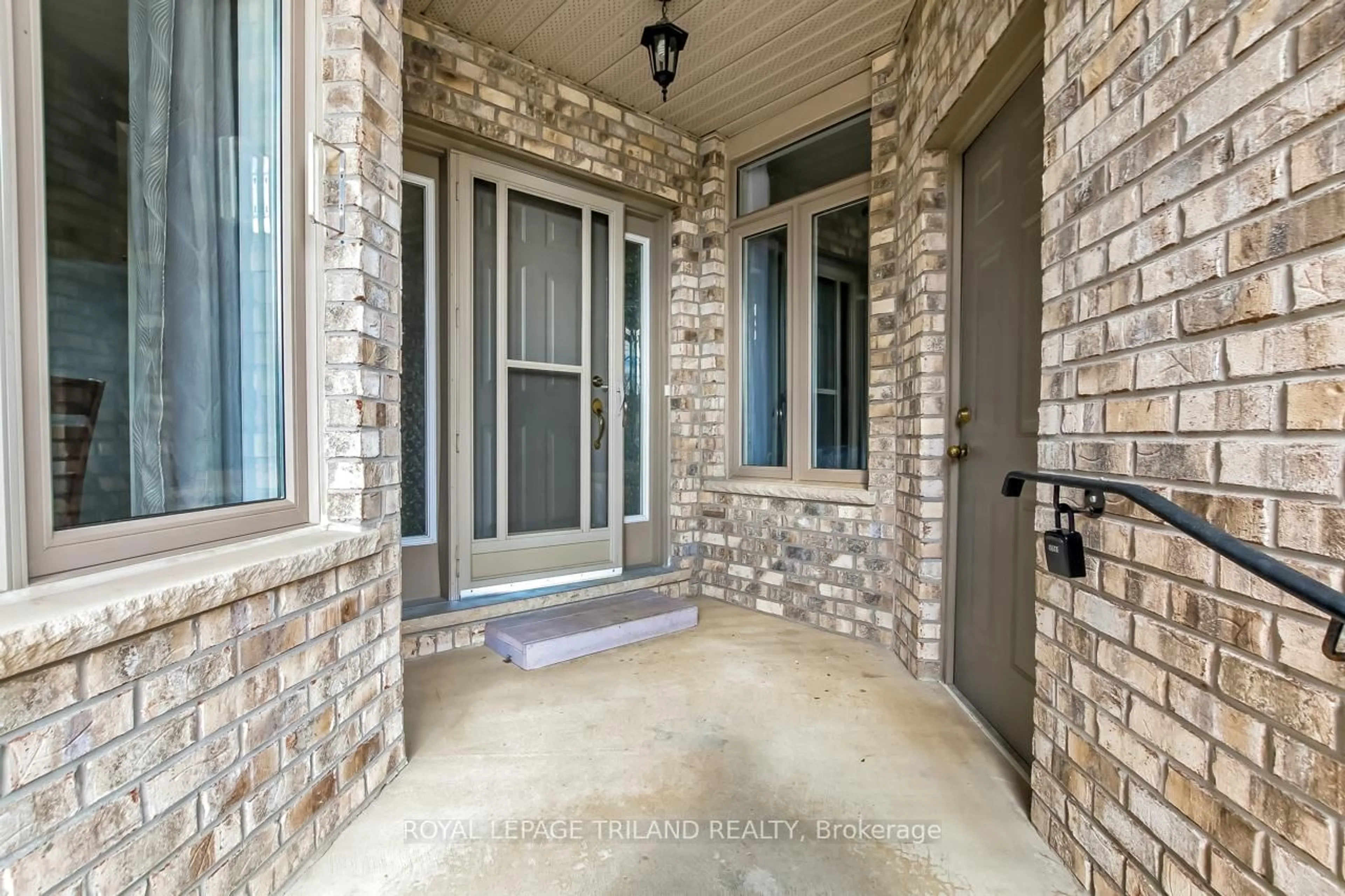 Indoor entryway for 44 Edgevalley Rd #47, London East Ontario N5Y 5P7