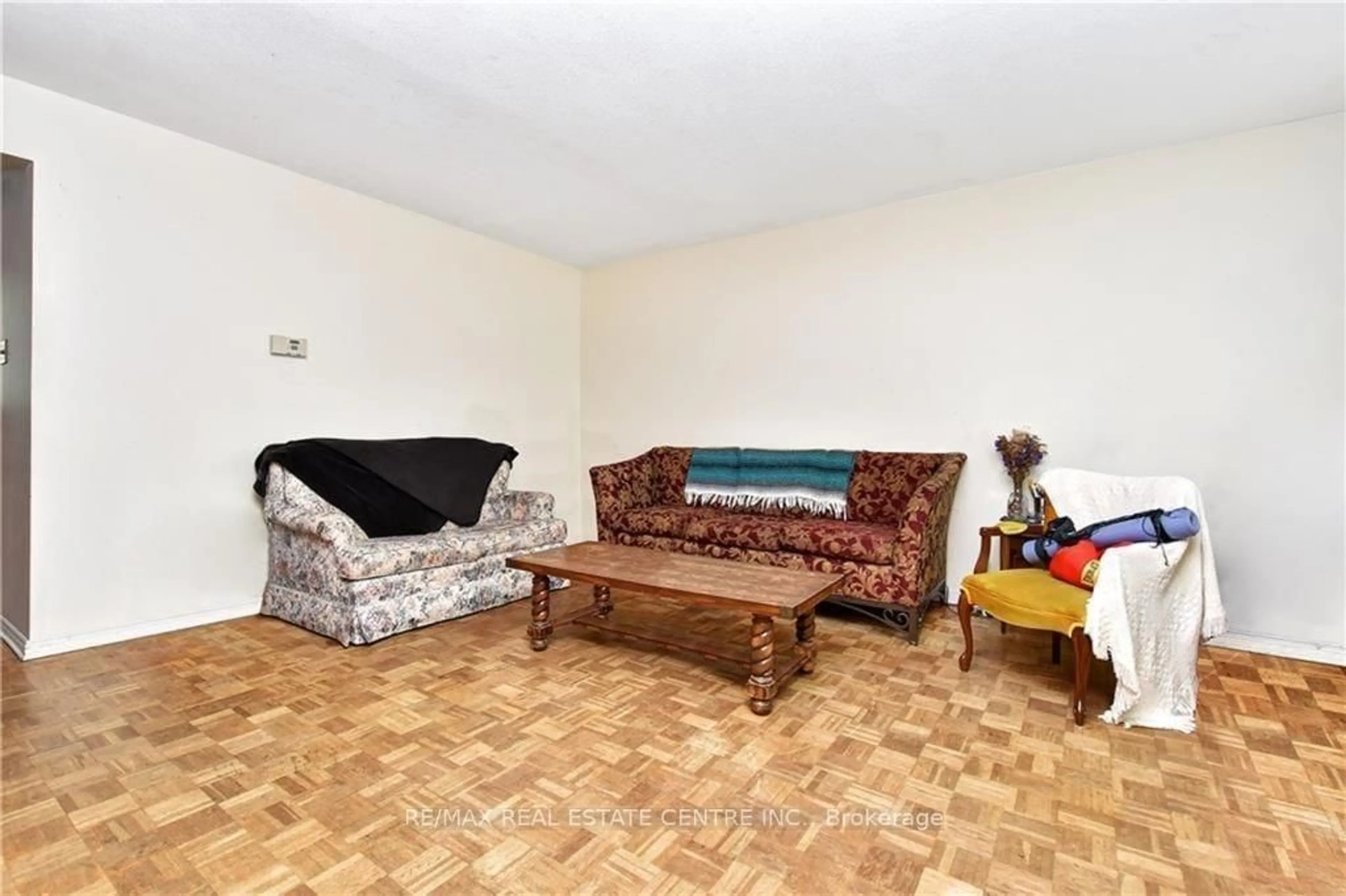 A pic of a room for 960 Meadowlands Dr, Ottawa Ontario K2C 0K3