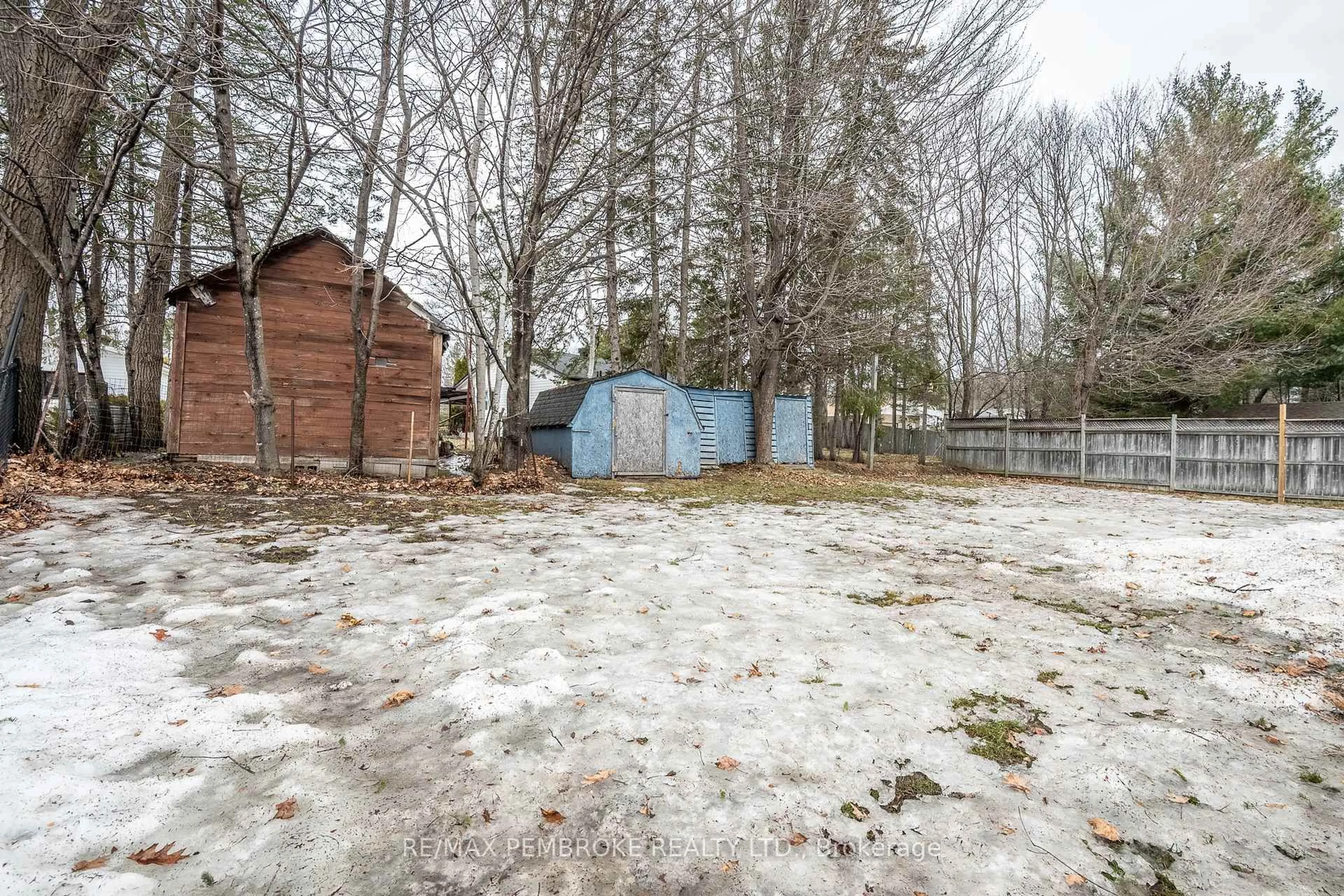Shed for 24 Earl St, Petawawa Ontario K8H 3M4