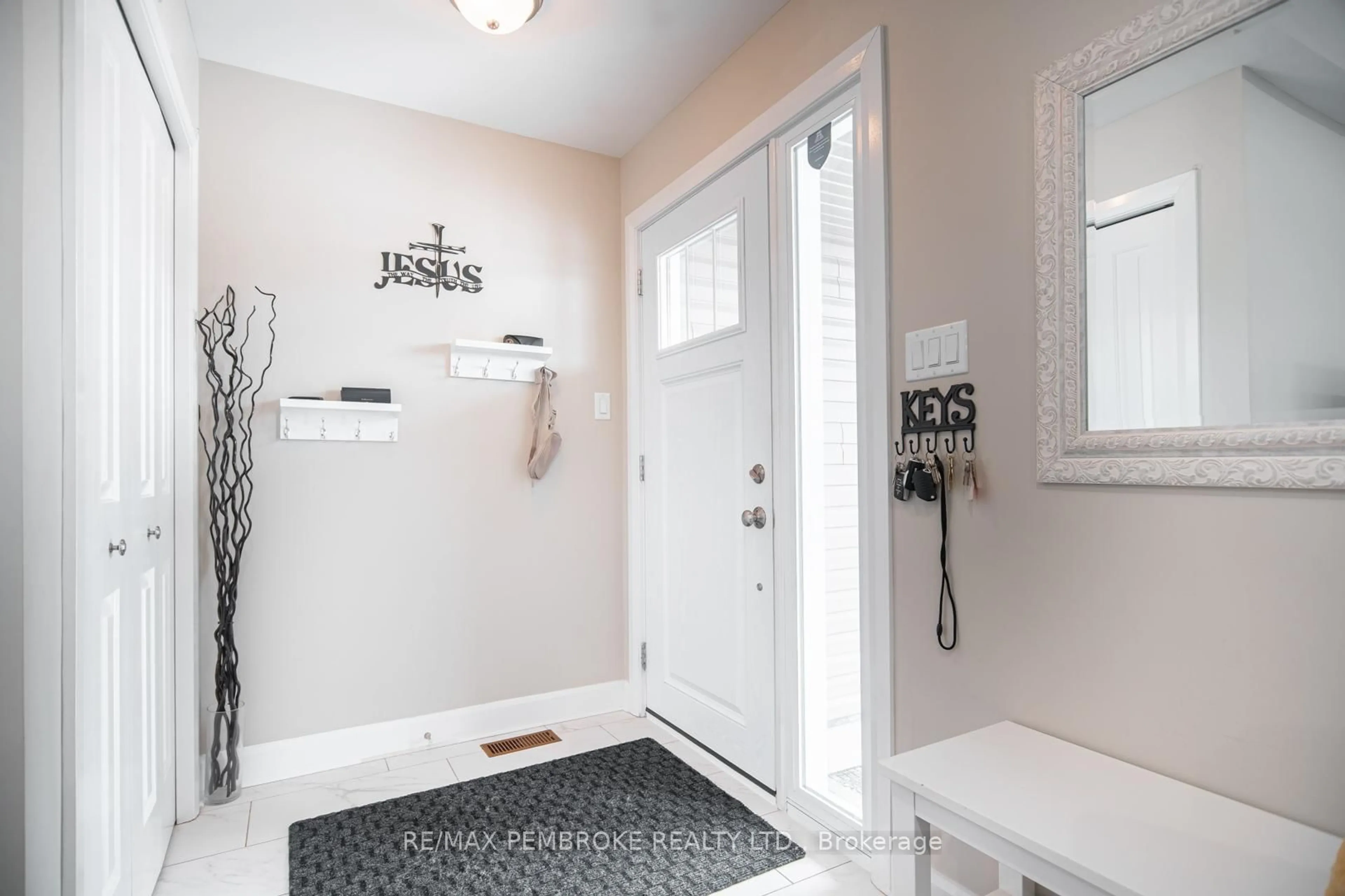 Indoor entryway for 29 Terrance Dr, Petawawa Ontario K8H 0H3