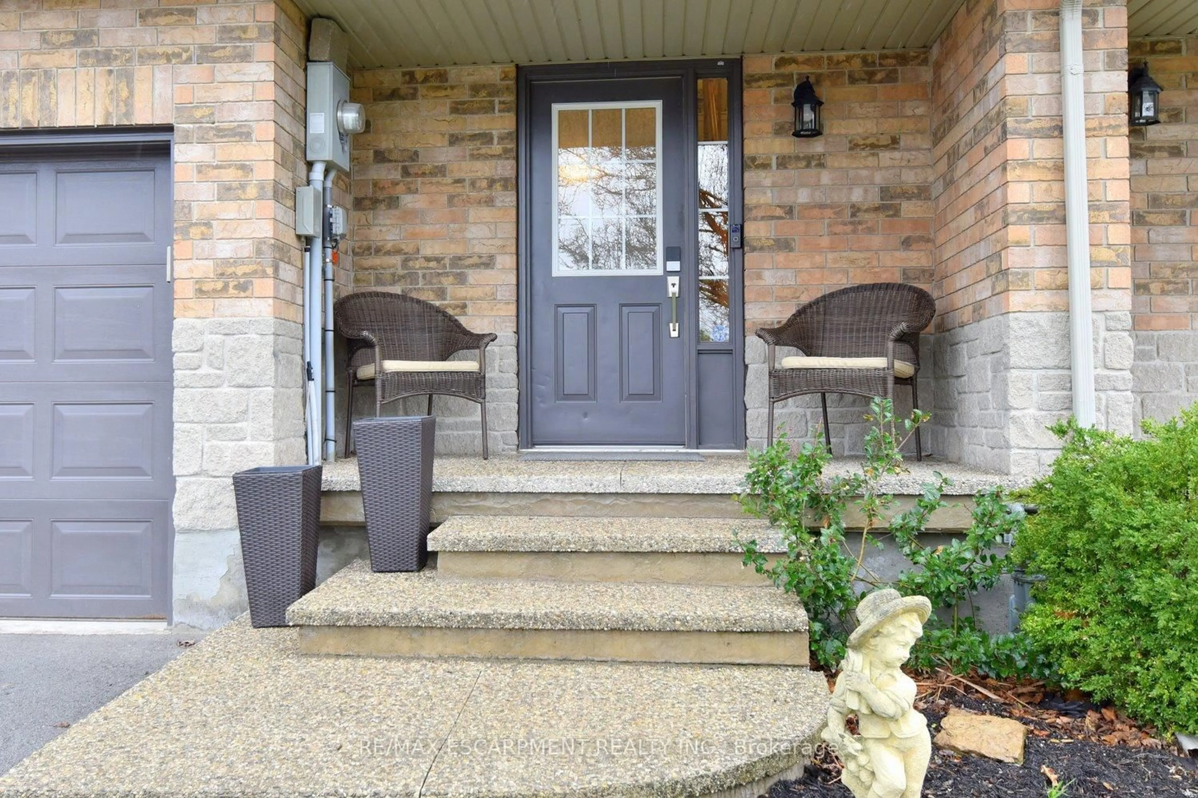Indoor entryway for 18 Cedar St #35, Grimsby Ontario L3M 5M8