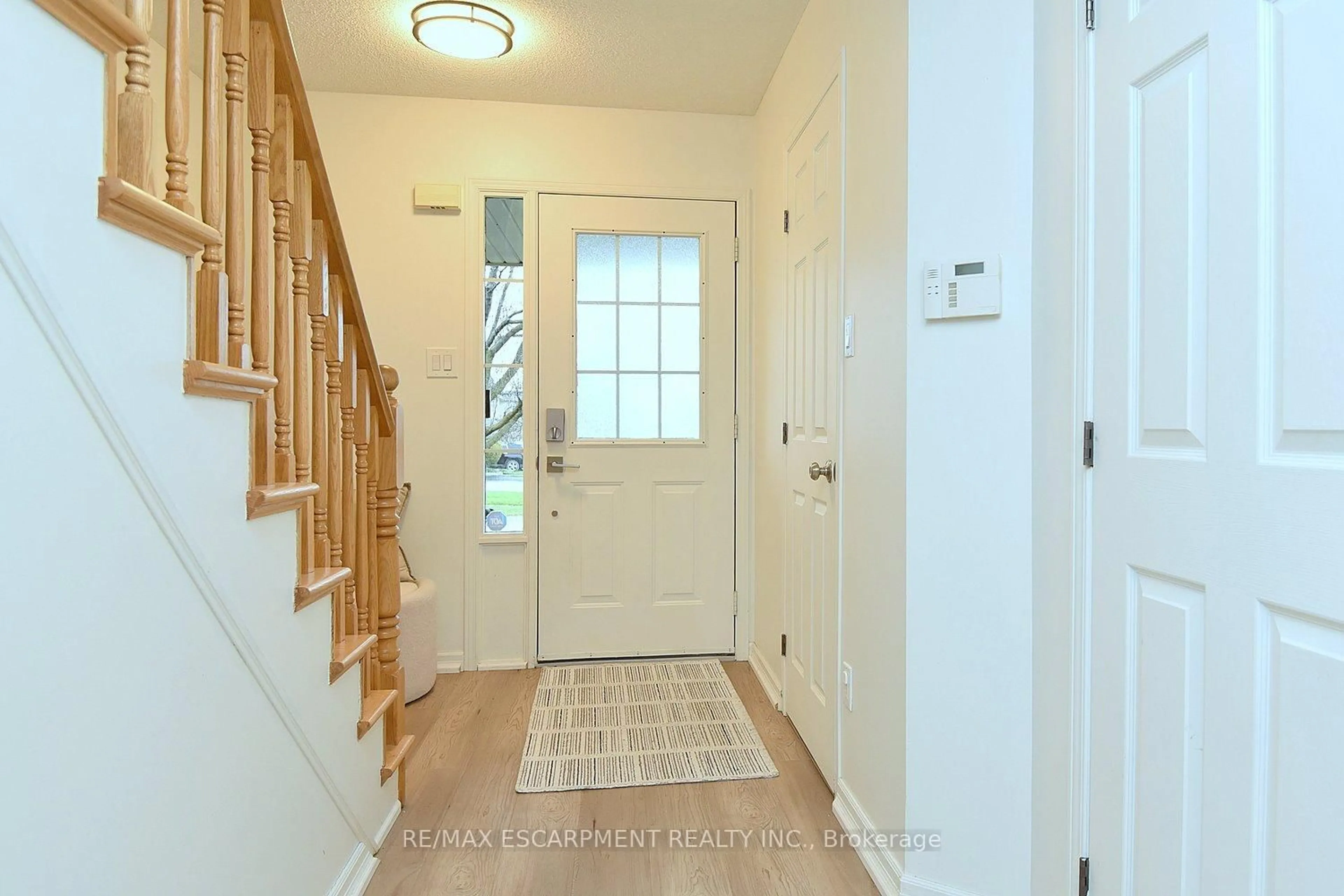 Indoor entryway for 18 Cedar St #35, Grimsby Ontario L3M 5M8