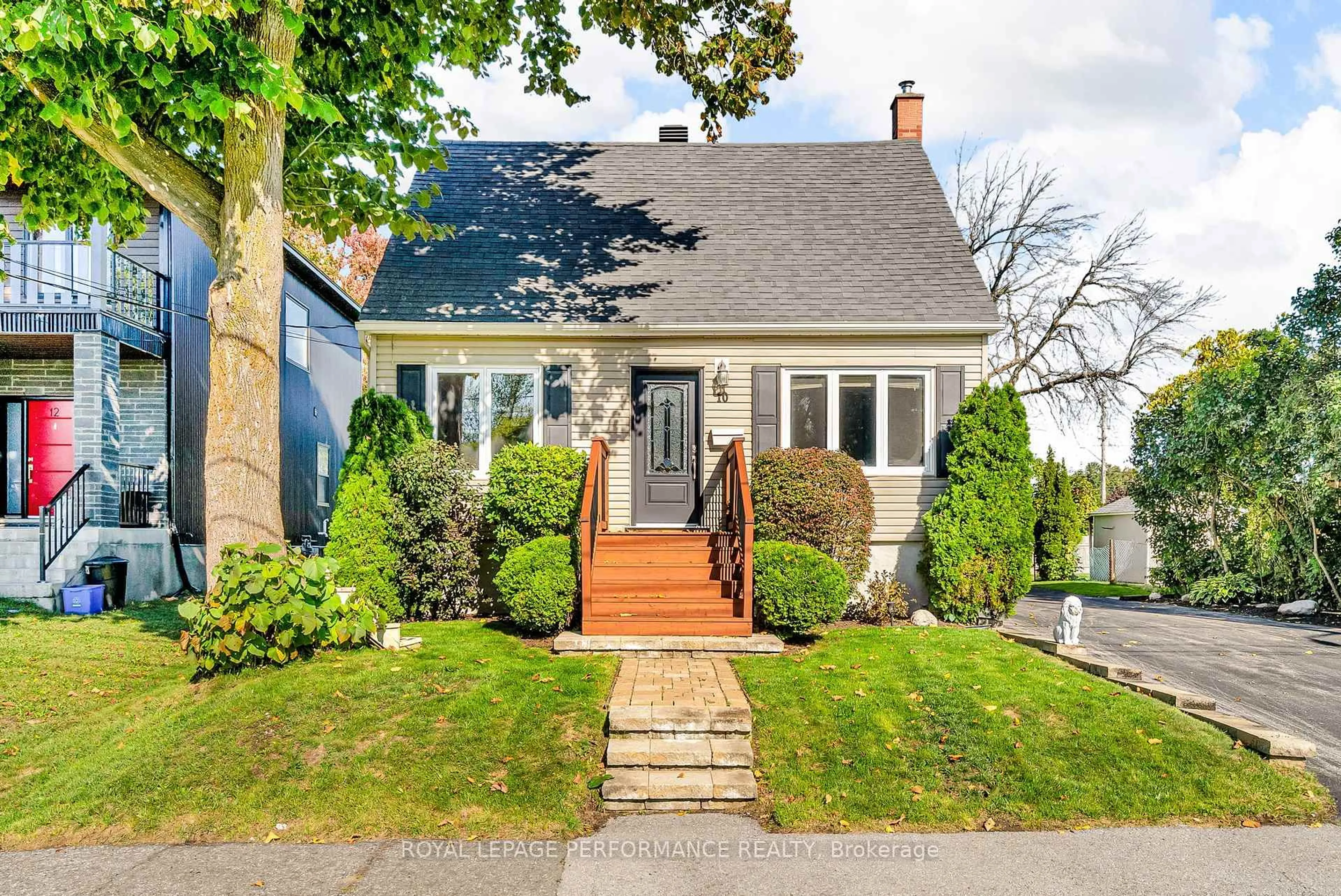 Home with vinyl exterior material, street for 10 King St, Cornwall Ontario K6J 1K1