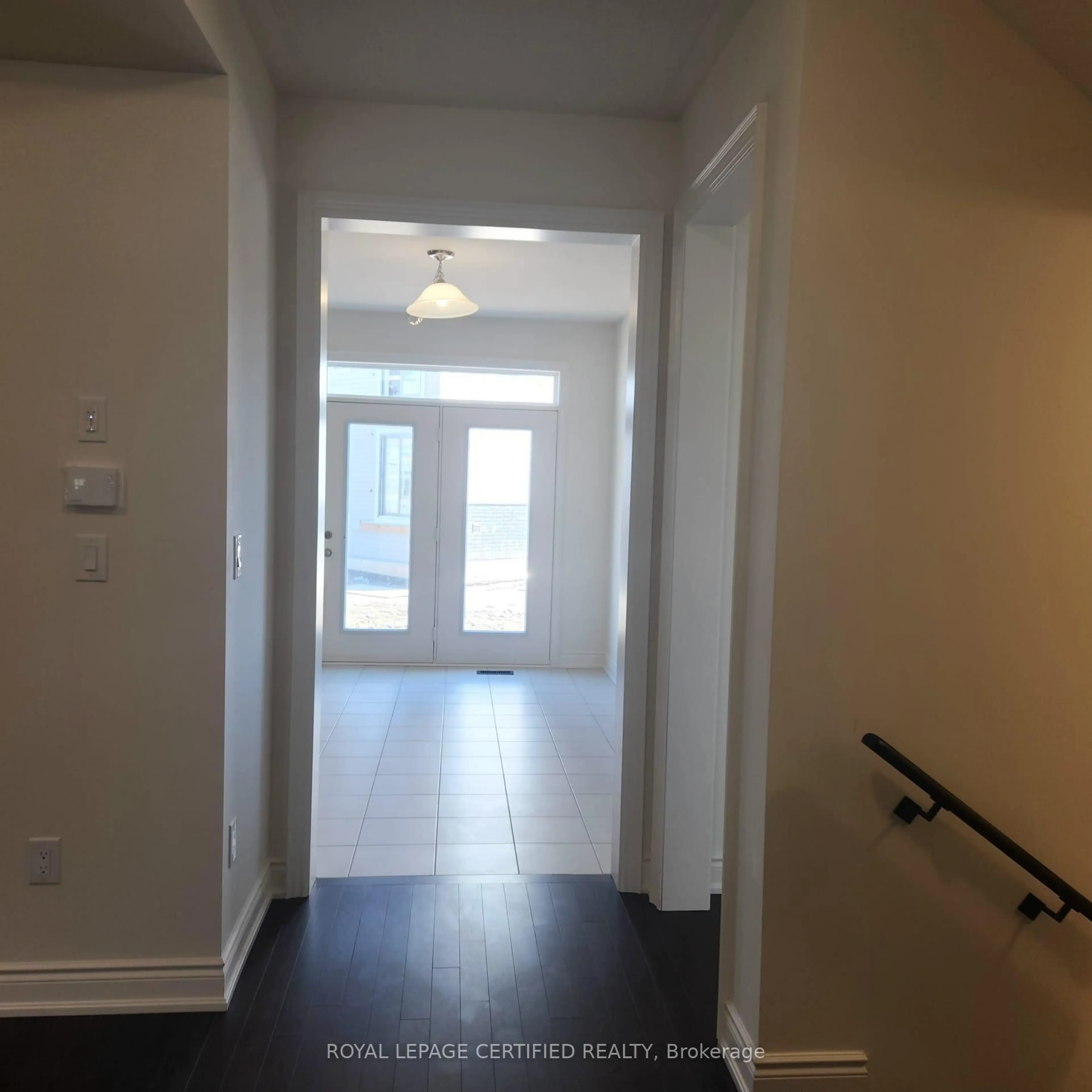 Indoor foyer for 172 Bloomfield Cres, Cambridge Ontario N1R 5S2