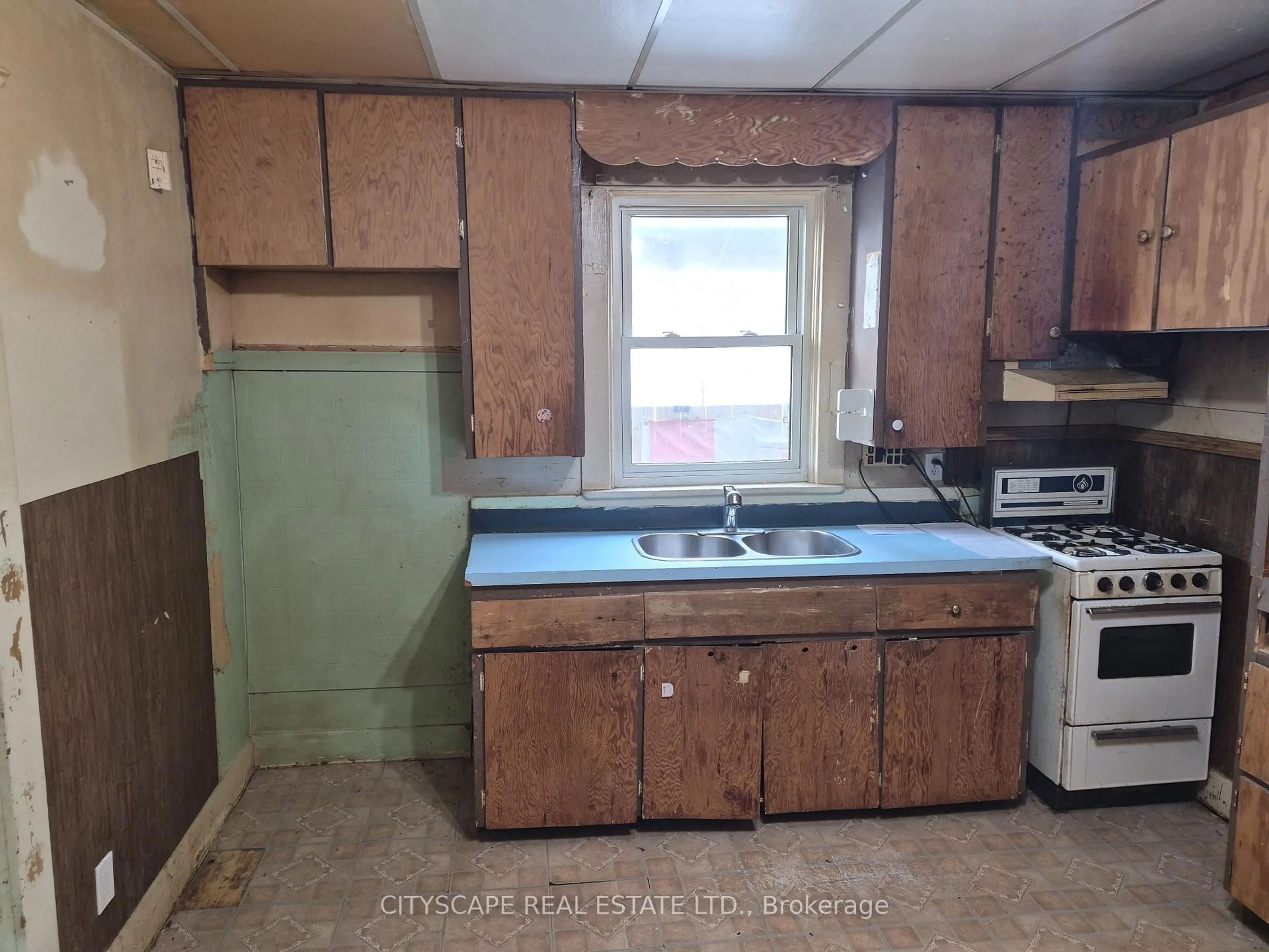 Standard kitchen, unknown for 33 Glenwood Ave, London East Ontario N5Z 2P7