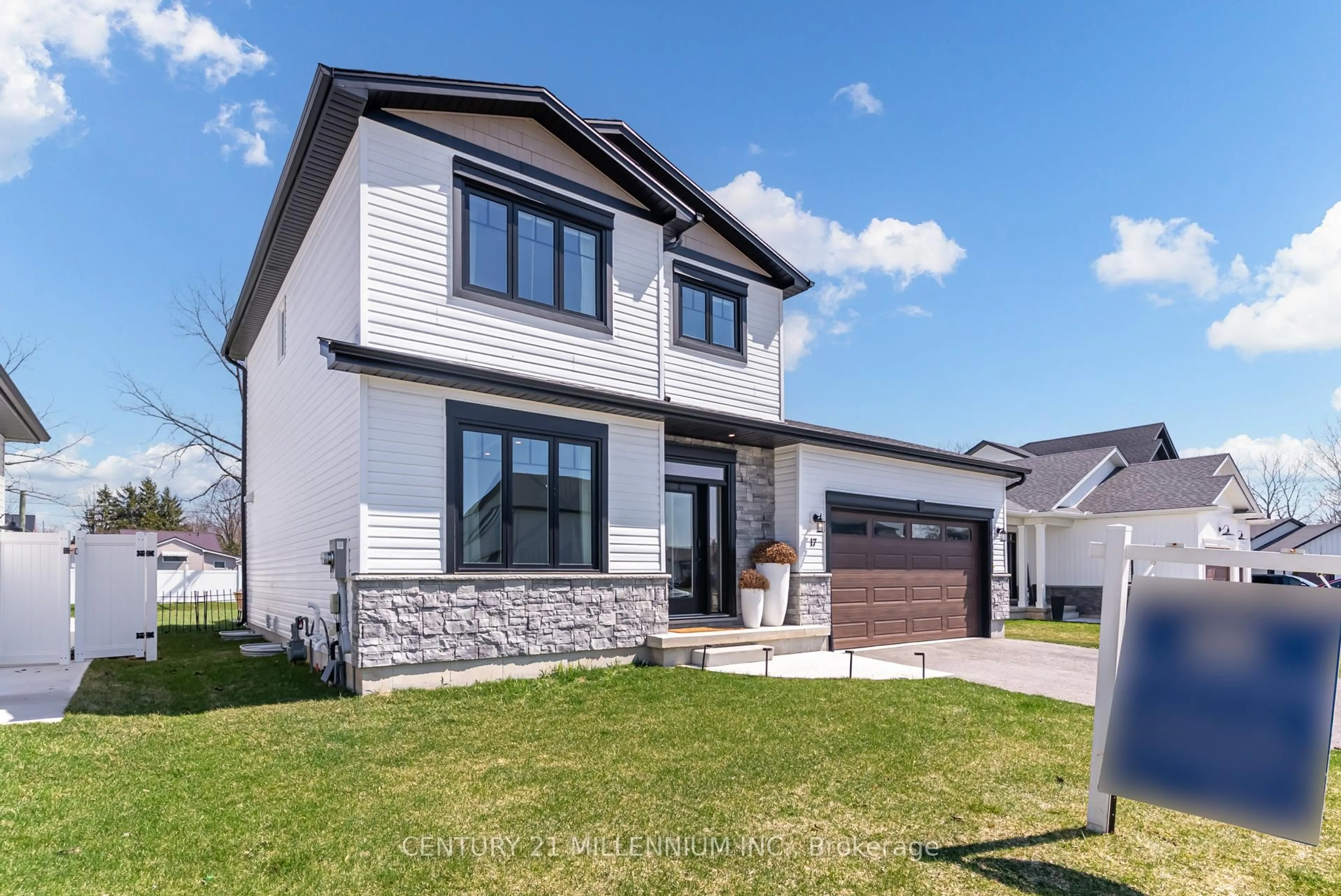 Home with vinyl exterior material, street for 17 Helen Crt, Central Elgin Ontario N0L 1B0