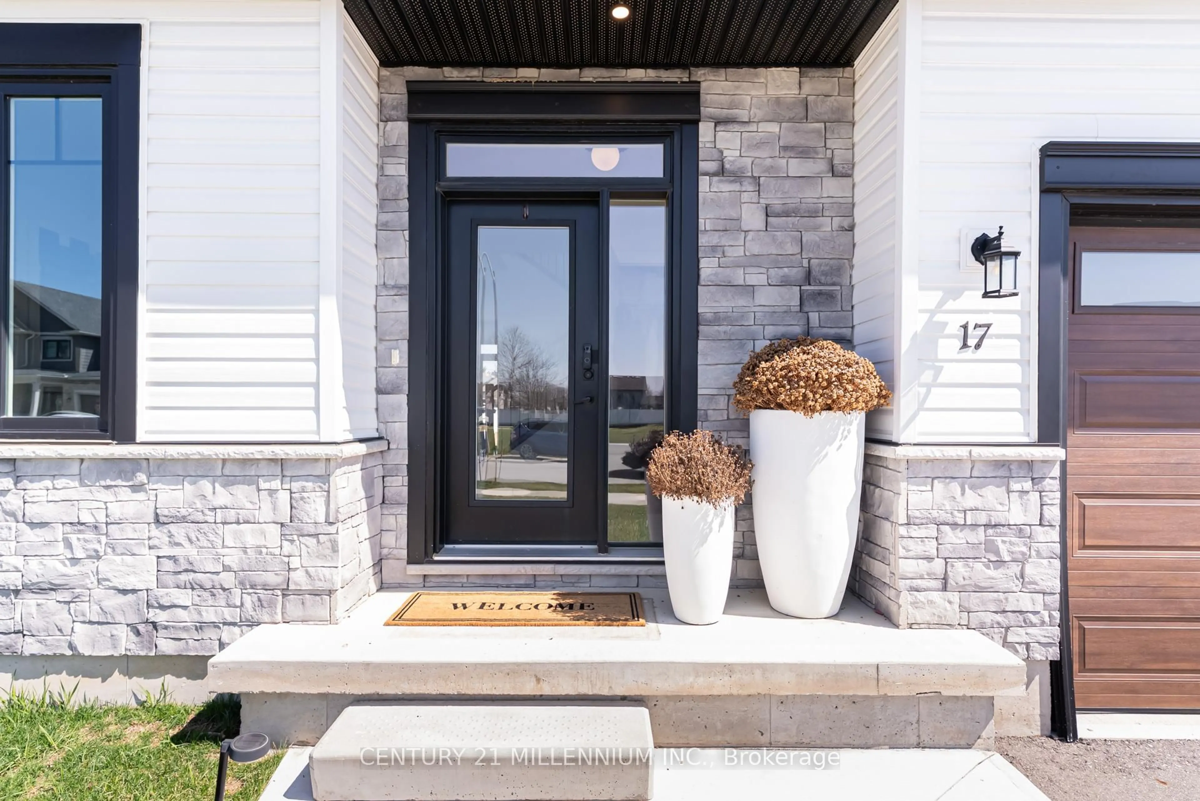 Indoor entryway for 17 Helen Crt, Central Elgin Ontario N0L 1B0