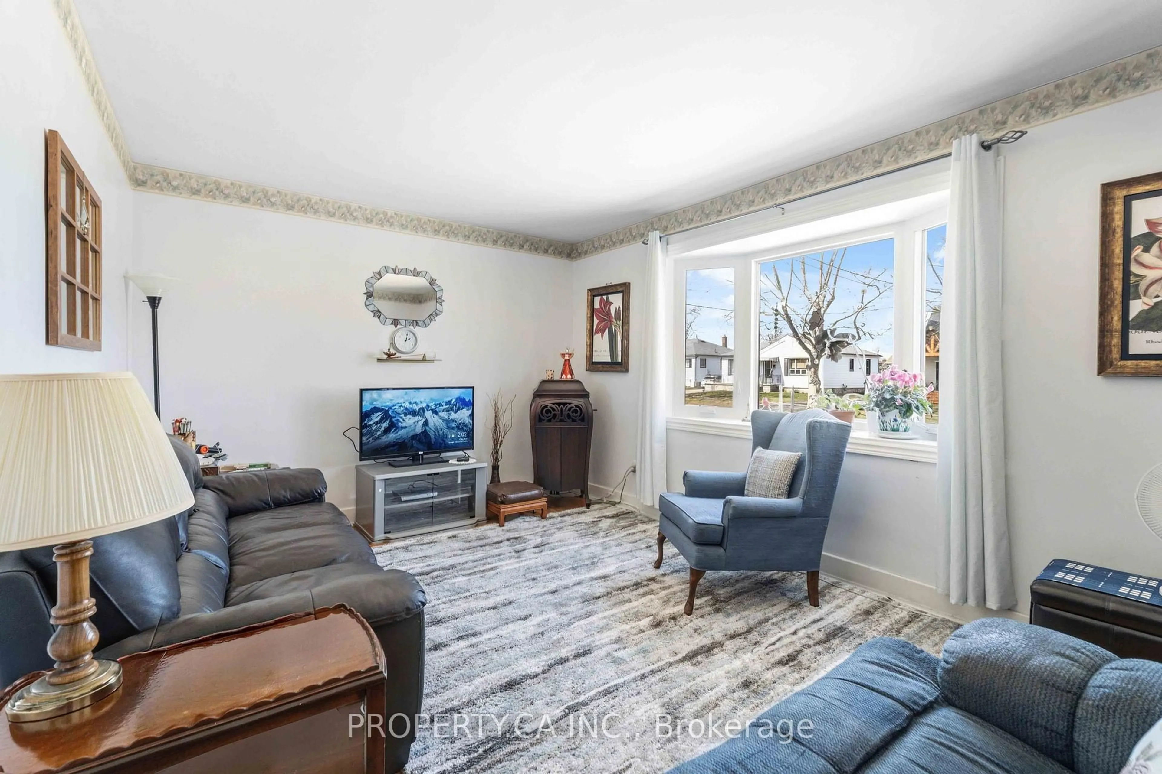 Living room with furniture, unknown for 39 McDonald Ave, Thorold Ontario L2V 3E5