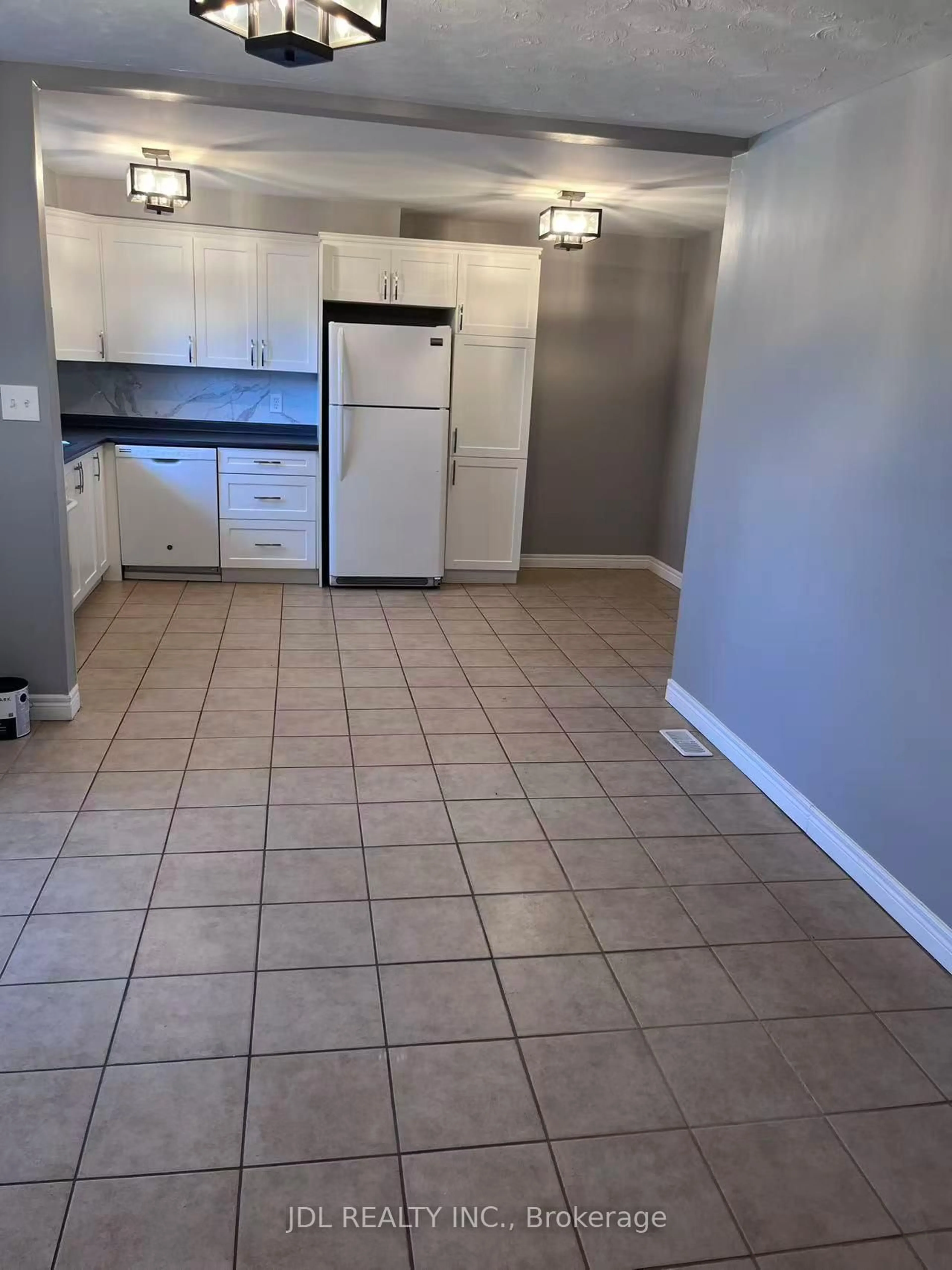 Standard kitchen, ceramic/tile floor for 8110 Chippewa Rd, Hamilton Ontario L0R 1W0