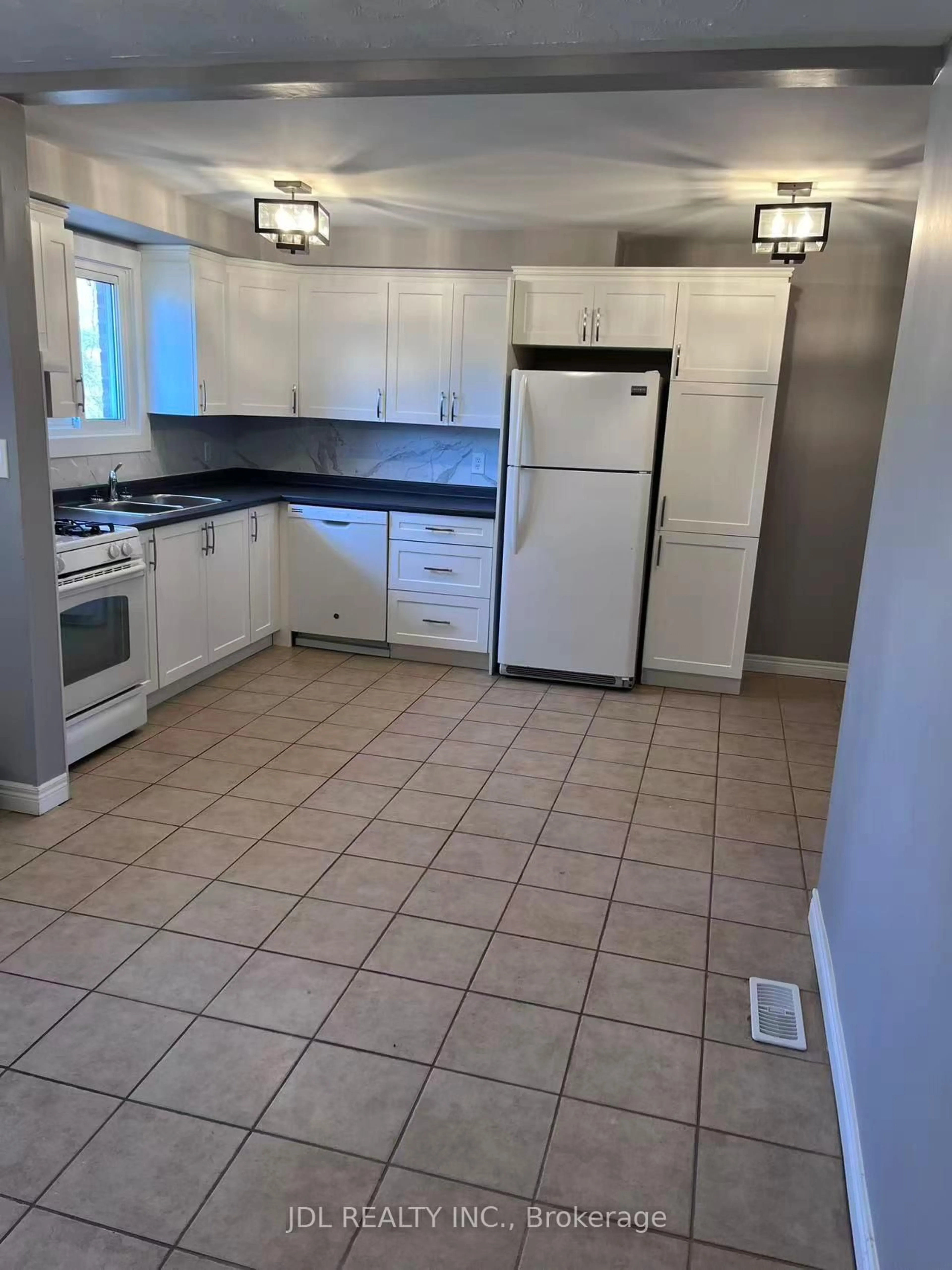 Standard kitchen, ceramic/tile floor for 8110 Chippewa Rd, Hamilton Ontario L0R 1W0