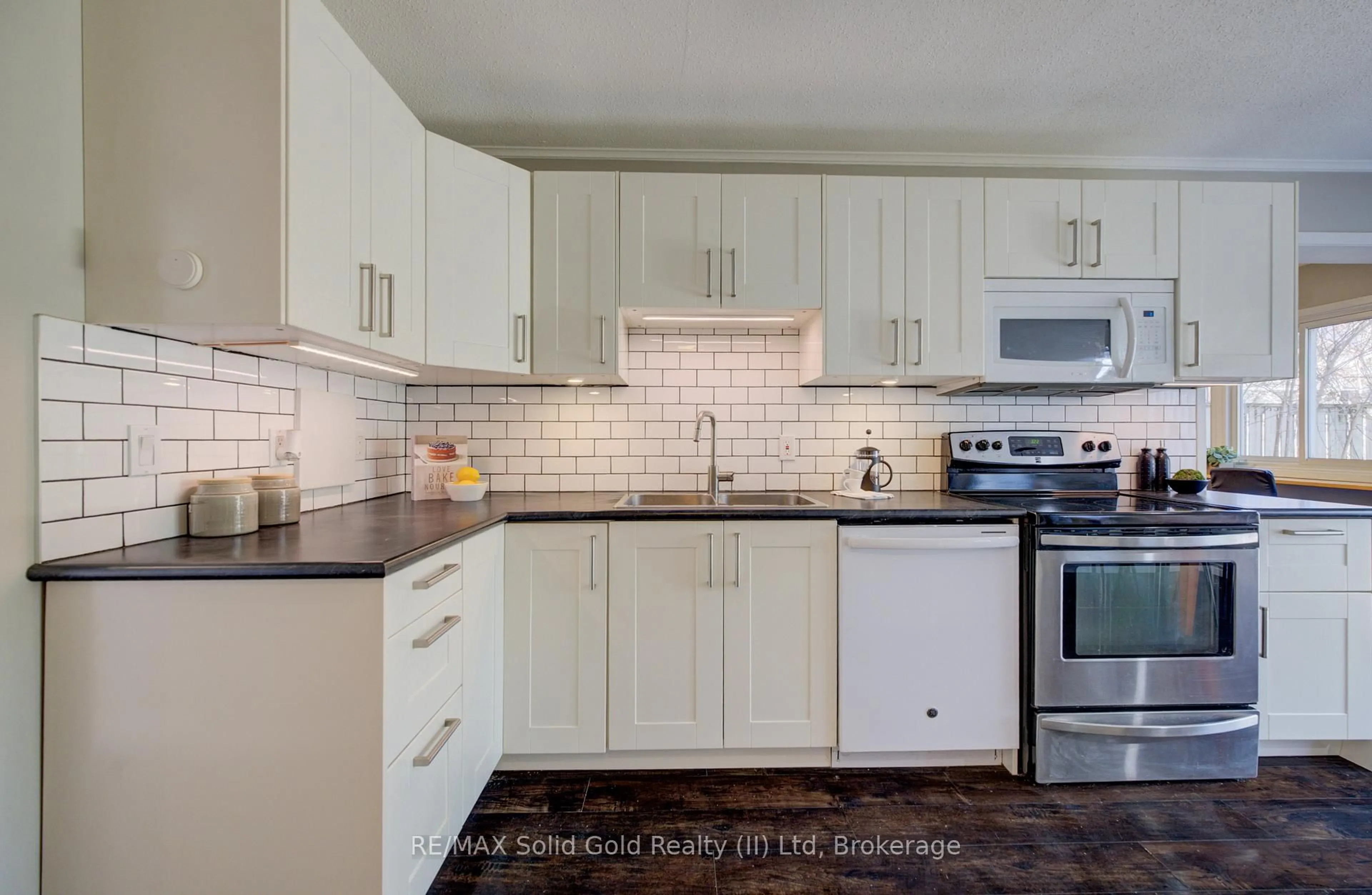 Standard kitchen, ceramic/tile floor for 121 University Ave #22, Waterloo Ontario N2J 4J1