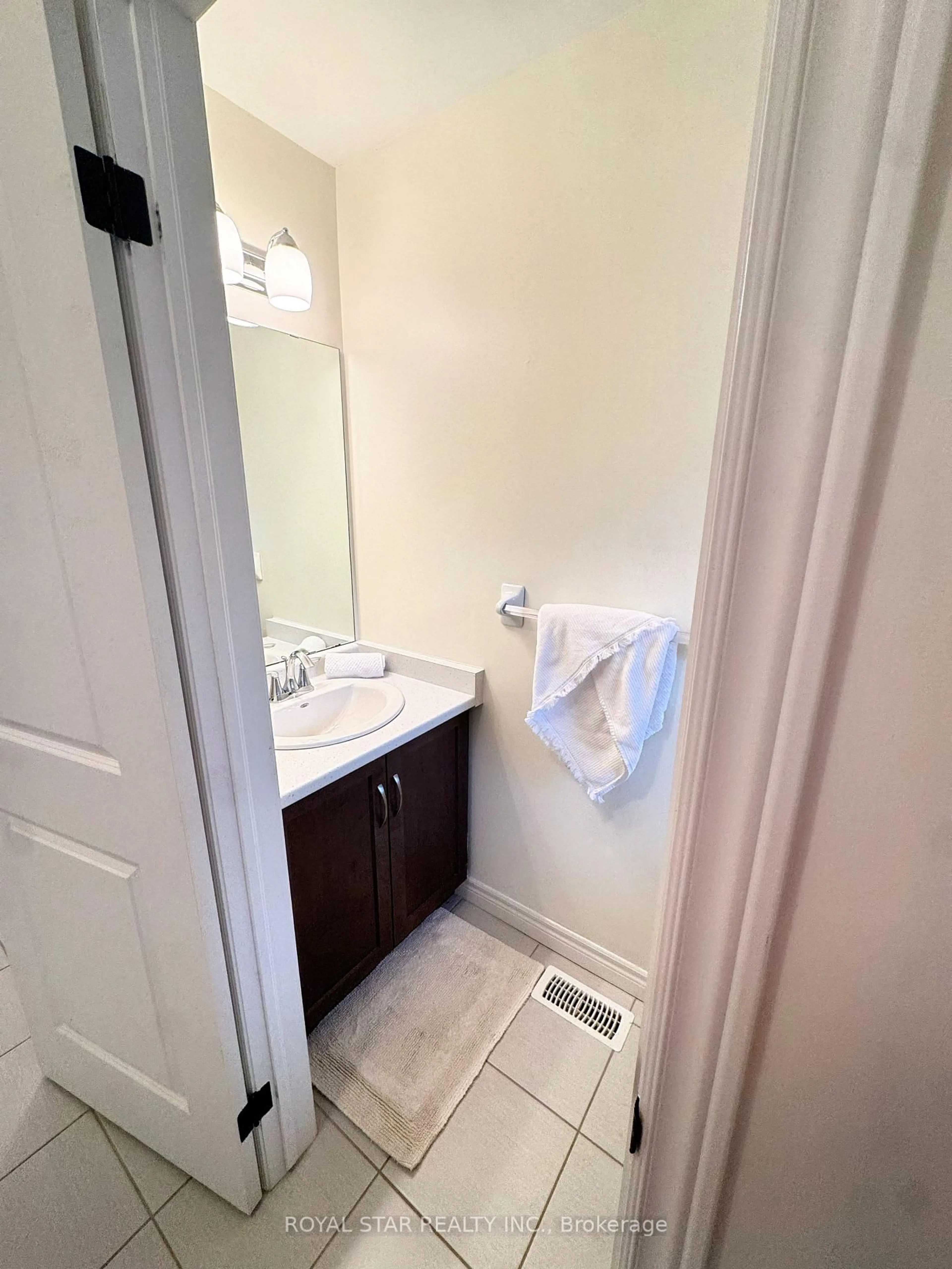 Standard bathroom, unknown for 114 Dunrobin Lane, Grimsby Ontario L3M 0H4
