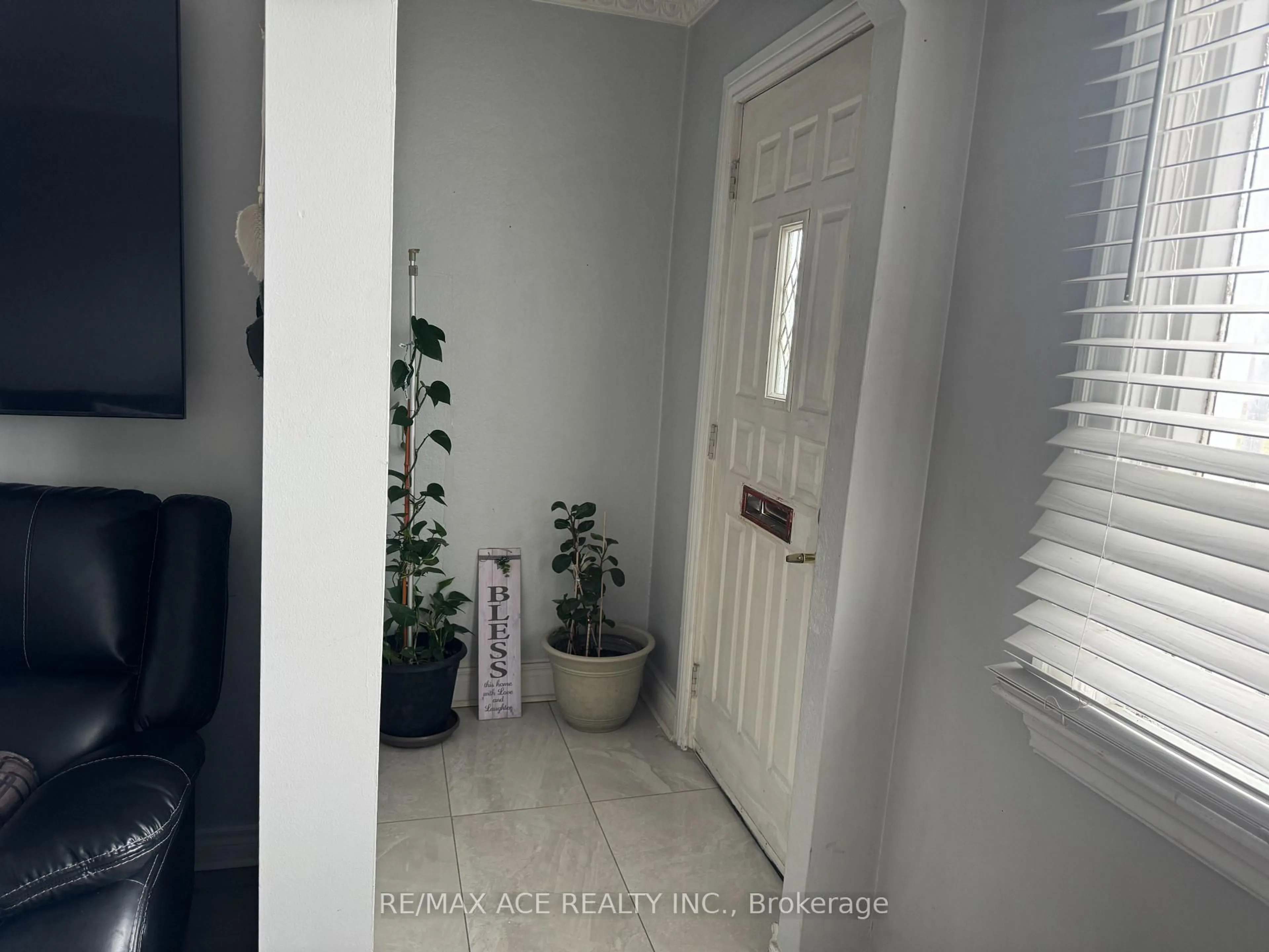 Indoor entryway for 92 Ware St, Peterborough Ontario K9J 2B7