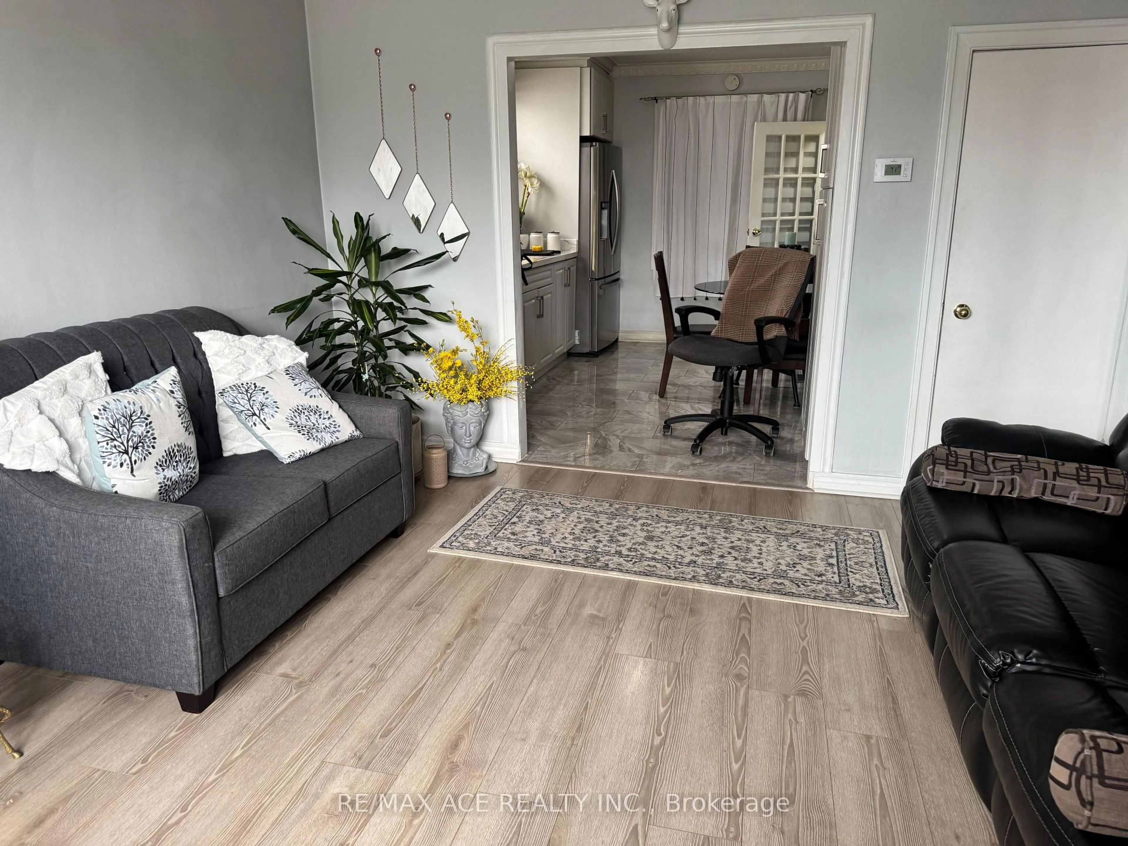 Living room with furniture, wood/laminate floor for 92 Ware St, Peterborough Ontario K9J 2B7