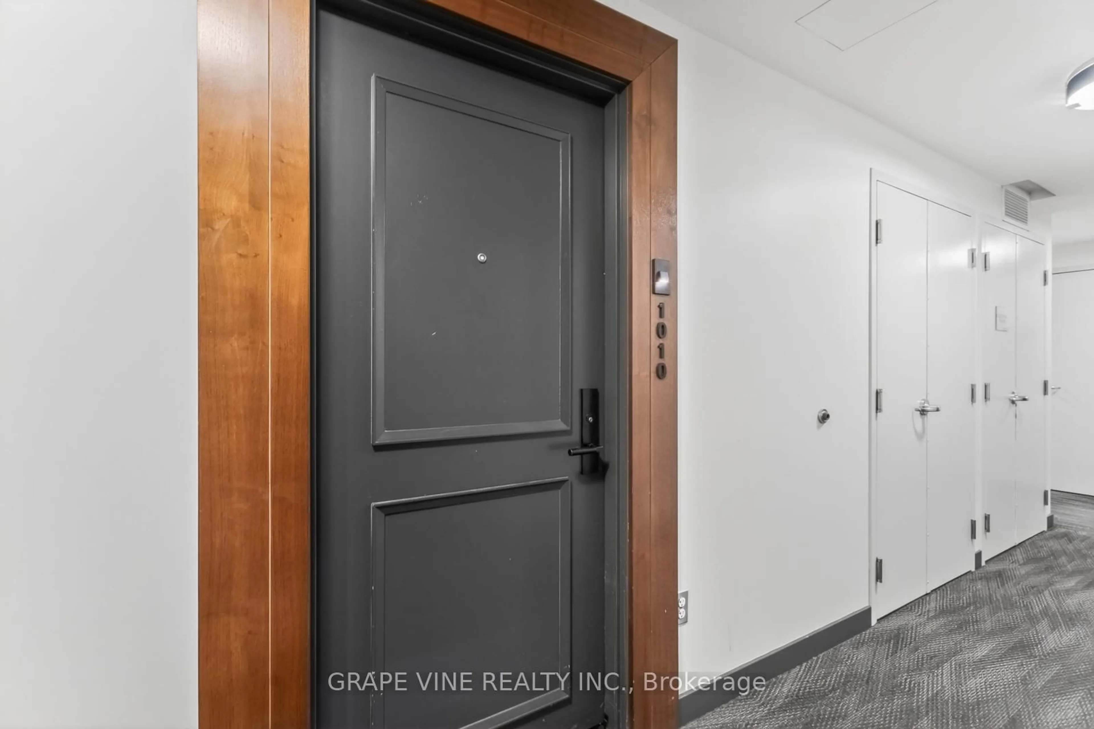 Indoor entryway for 255 BAY St #1010, Ottawa Ontario K1R 0C5