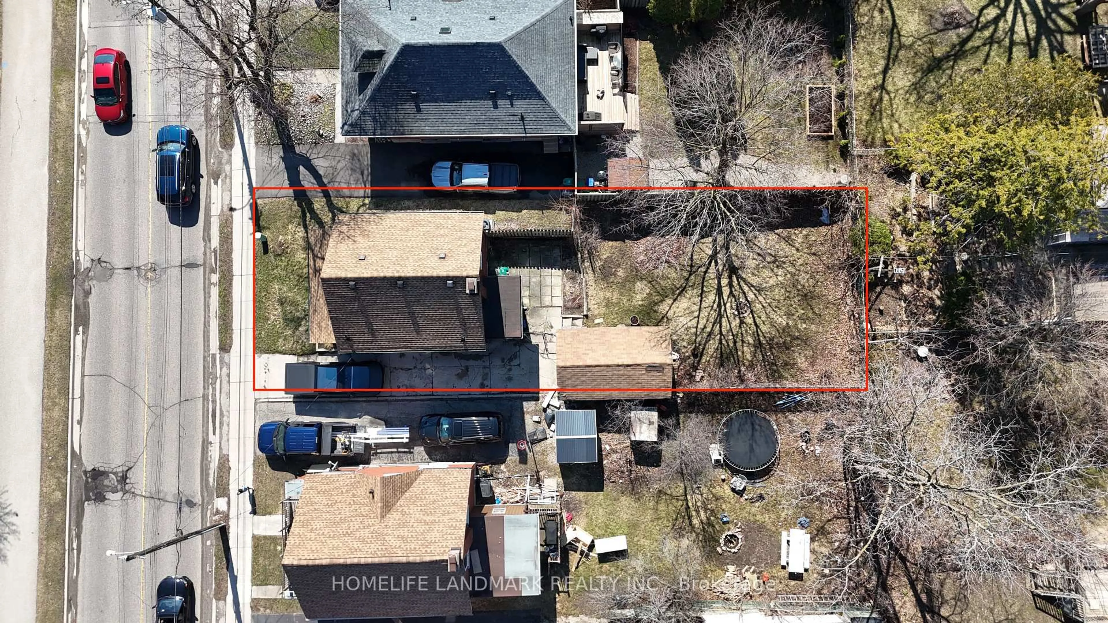 A pic from outside/outdoor area/front of a property/back of a property/a pic from drone, street for 138 GLASGOW St, Kitchener Ontario N2G 2G9