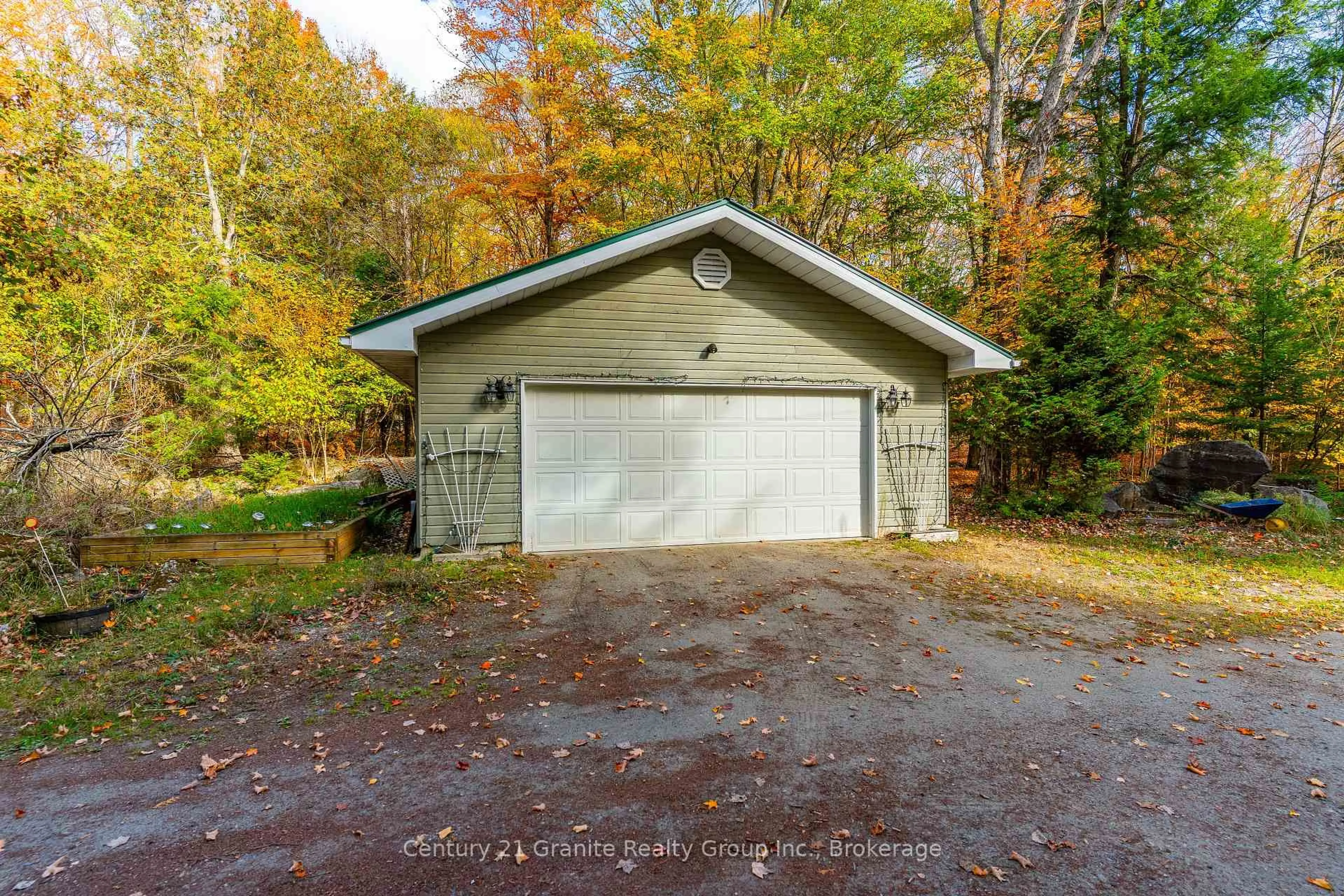 Indoor garage for 1058 Kipps Lane, Dysart et al Ontario K0M 1S0