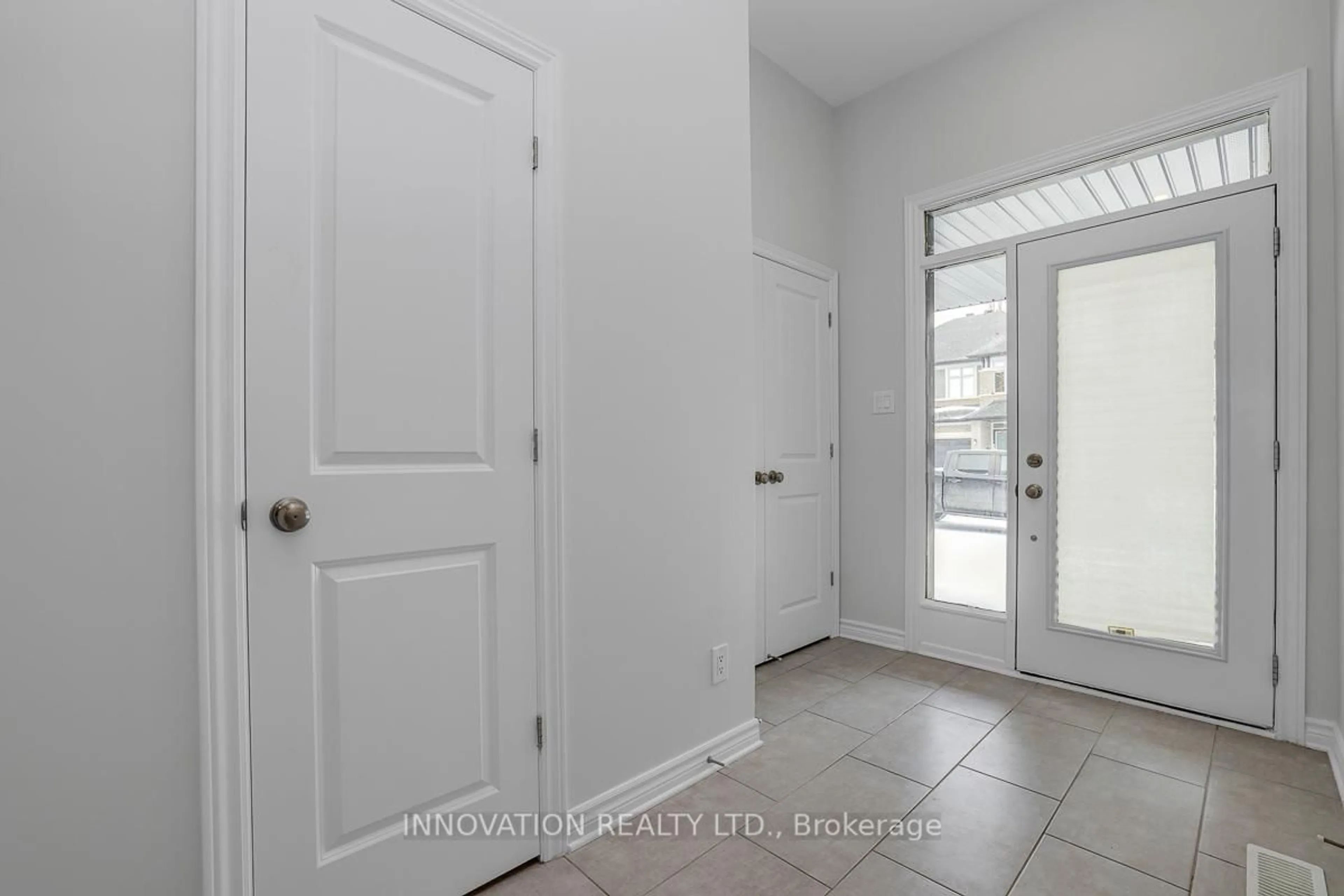 Indoor entryway for 1011 Eider St, Ottawa Ontario K4M 0P5